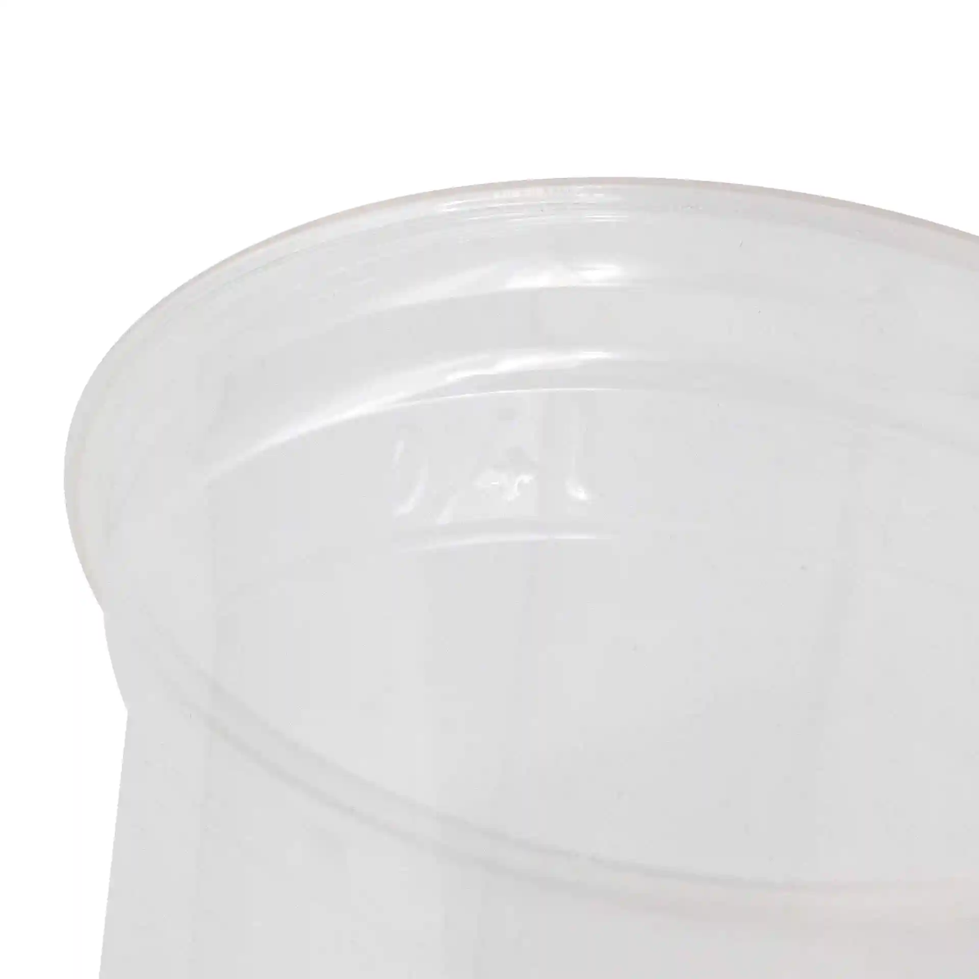 Przezroczysty plastikowy kubek o średnicy 95 mm i wysokości 126 mm, pokazujący brzeg i wewnętrzną powierzchnię.