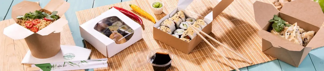 Układ dań azjatyckich na wynos w brązowych i białych pojemnikach, z pałeczkami i sosem do maczania.