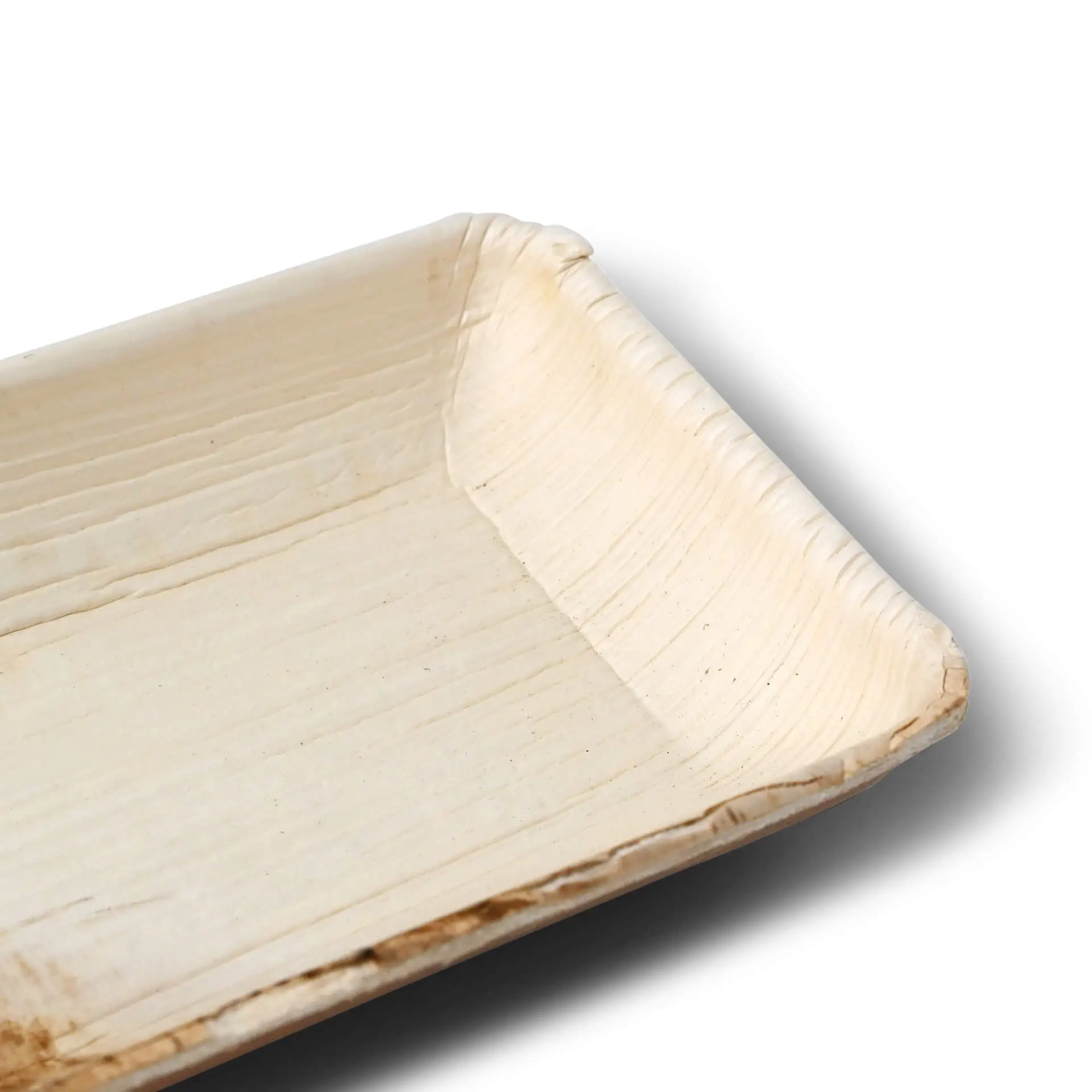 Prostokątna miska z liści palmowych o naturalnym usłojeniu i polerowanych brzegach, idealna do małych porcji i wszechstronnego użytku.