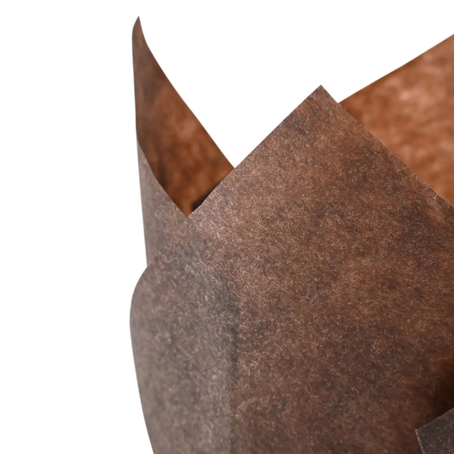 Jedna brązowa papierowa foremka na muffiny, z falistym brzegiem, nadająca się do pieczenia babeczek.