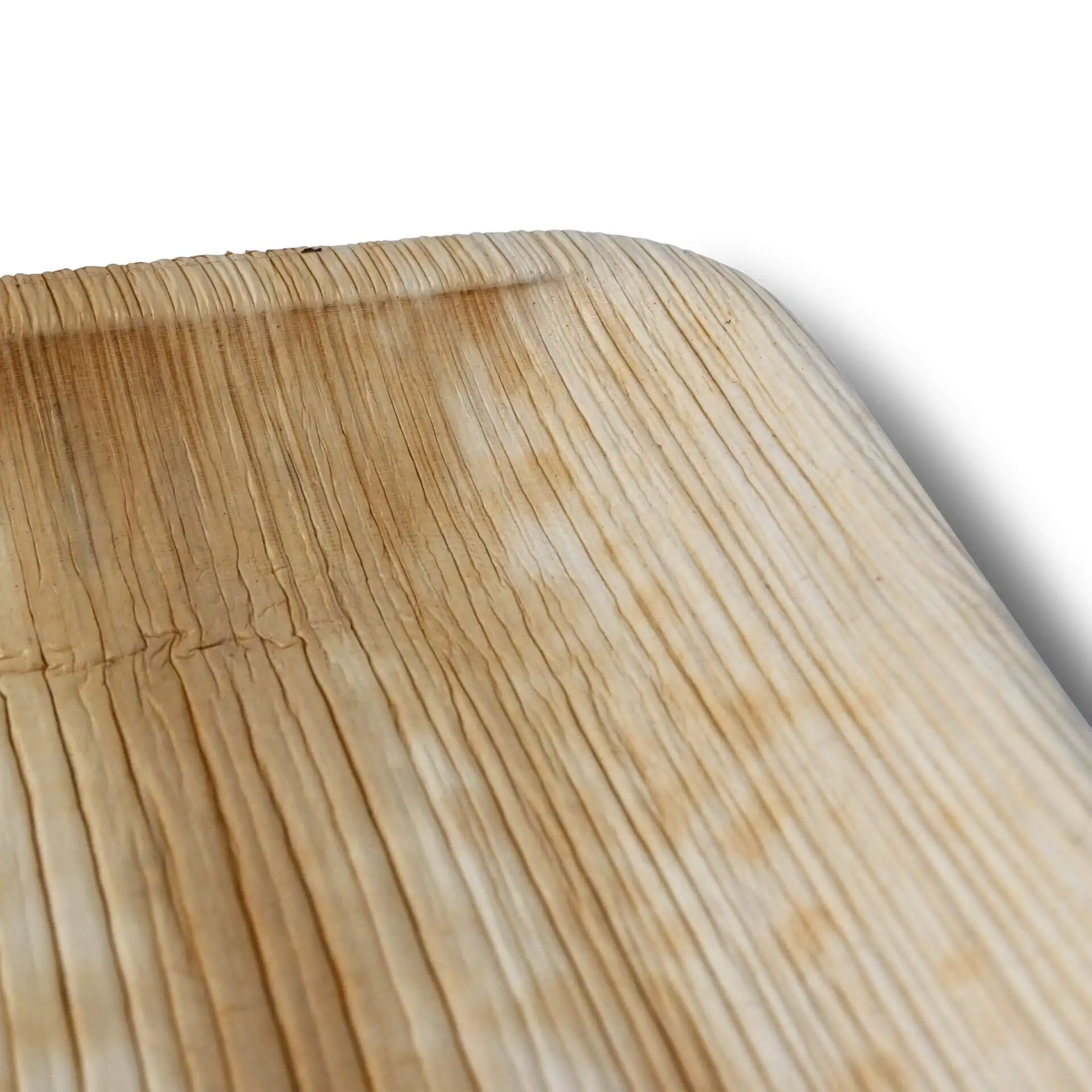 Jedna kwadratowa talerz z liścia palmy o naturalnej strukturze, wymiary 25 x 25 cm; częściowo widoczny brzeg.