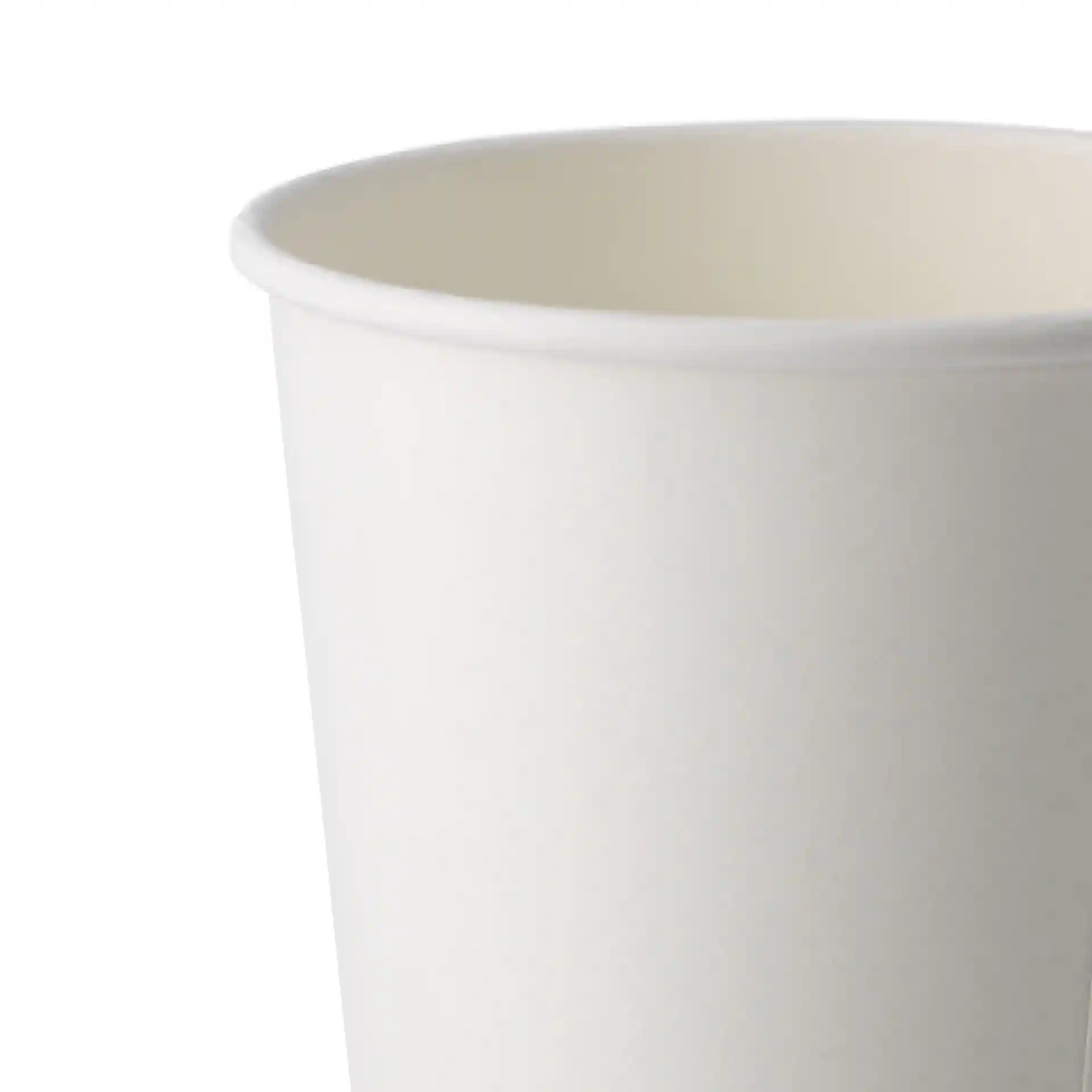 Biały papierowy kubek z pojedynczą ścianką, pojemność 500 ml i średnica 90 mm, pokazujący górną krawędź i wnętrze.