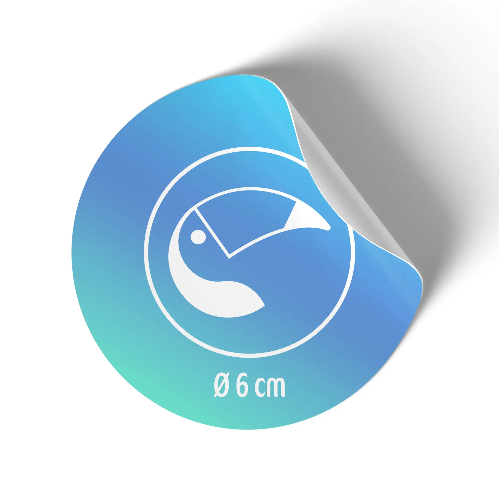 Okrągła naklejka z niebieskim gradientowym tłem i grafiką; ma średnicę około 6 cm.