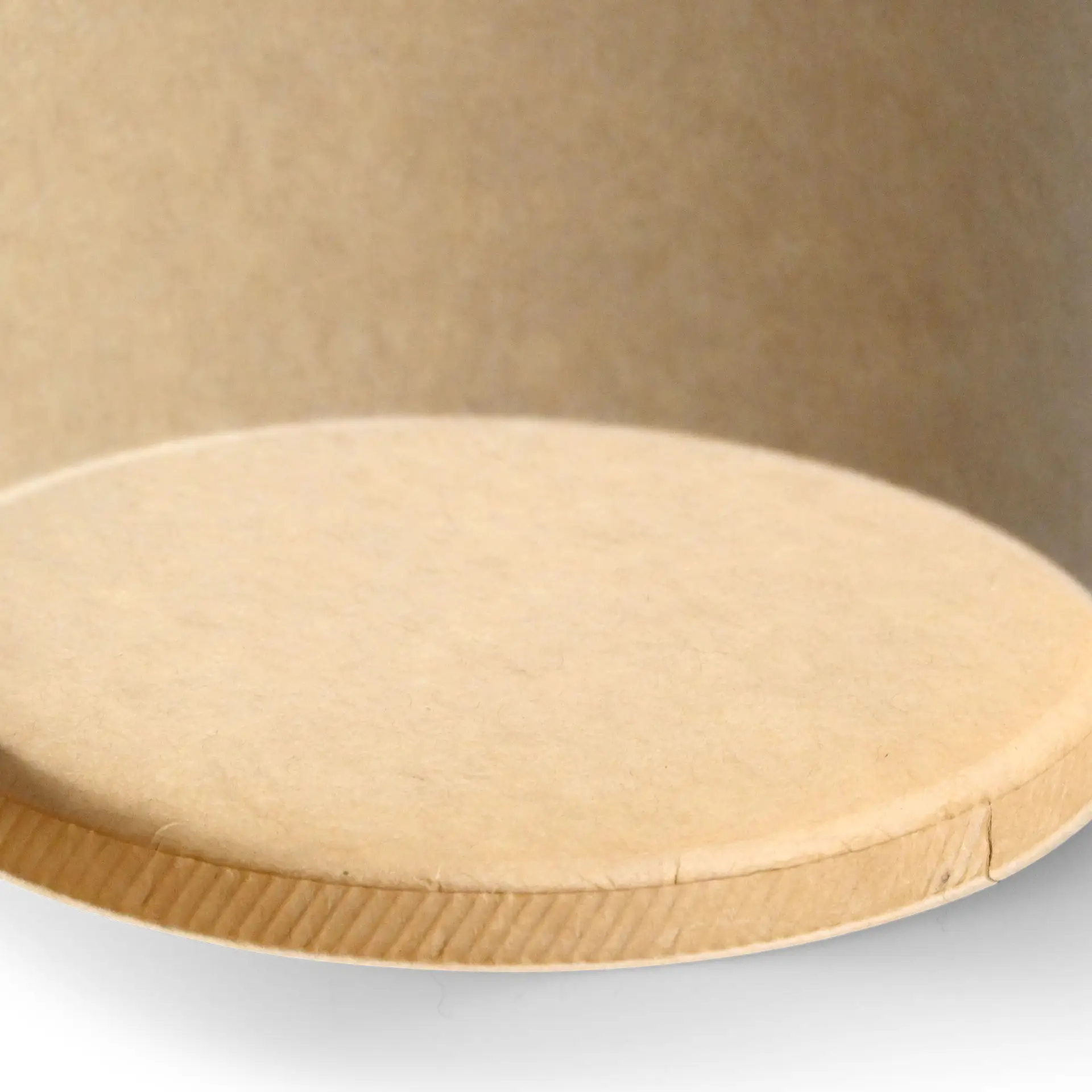 Kubek do zupy na wynos wykonany z brązowego kartonu; okrągła podstawa, pokryta dla trwałości; odpowiedni do gorących i zimnych potraw.