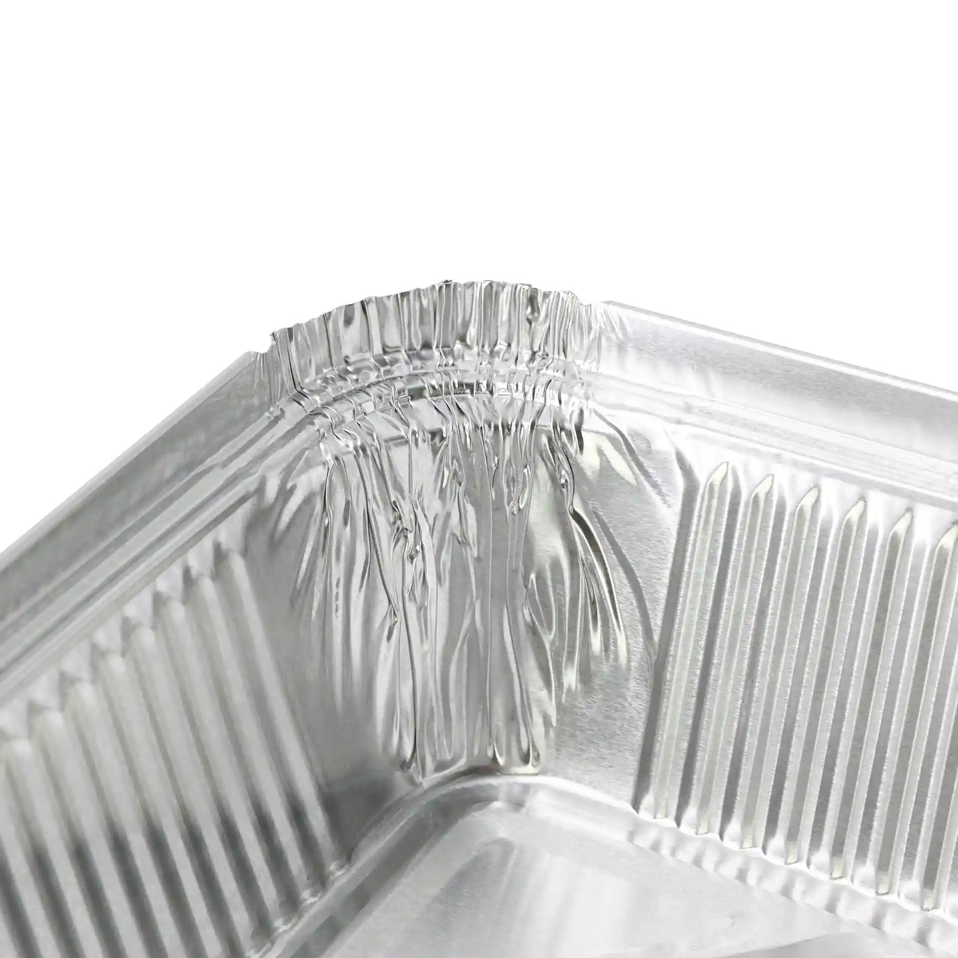 Zbliżenie prostokątnego pojemnika aluminiowego z falowanymi krawędziami, o wymiarach 21,4 x 14,9 x 4,3 cm.