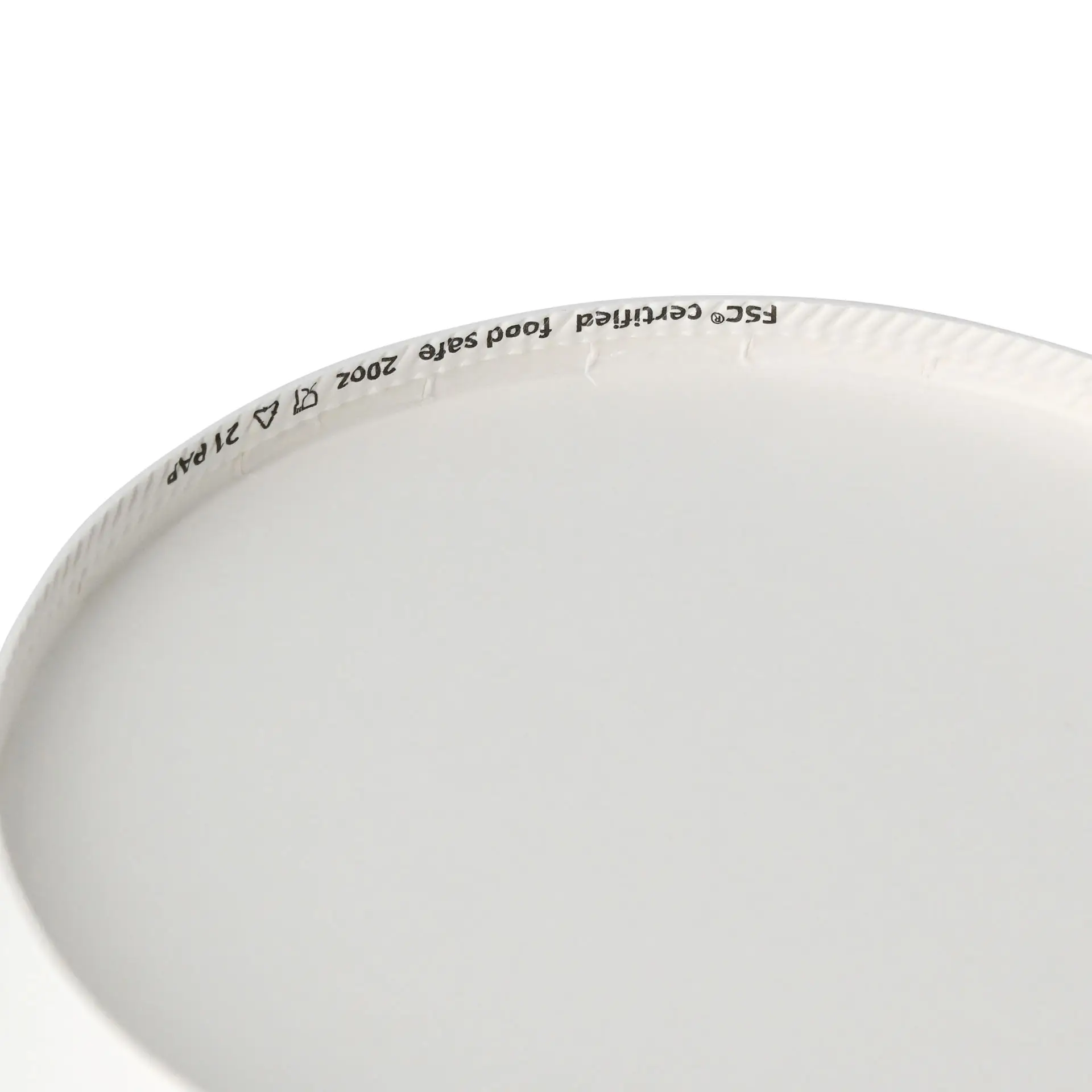 Biała papierowa miska na sałatkę, 400 ml, okrągła z powłoką PE; odpowiednia do dań gorących i zimnych; oznaczenia certyfikacyjne na krawędzi.