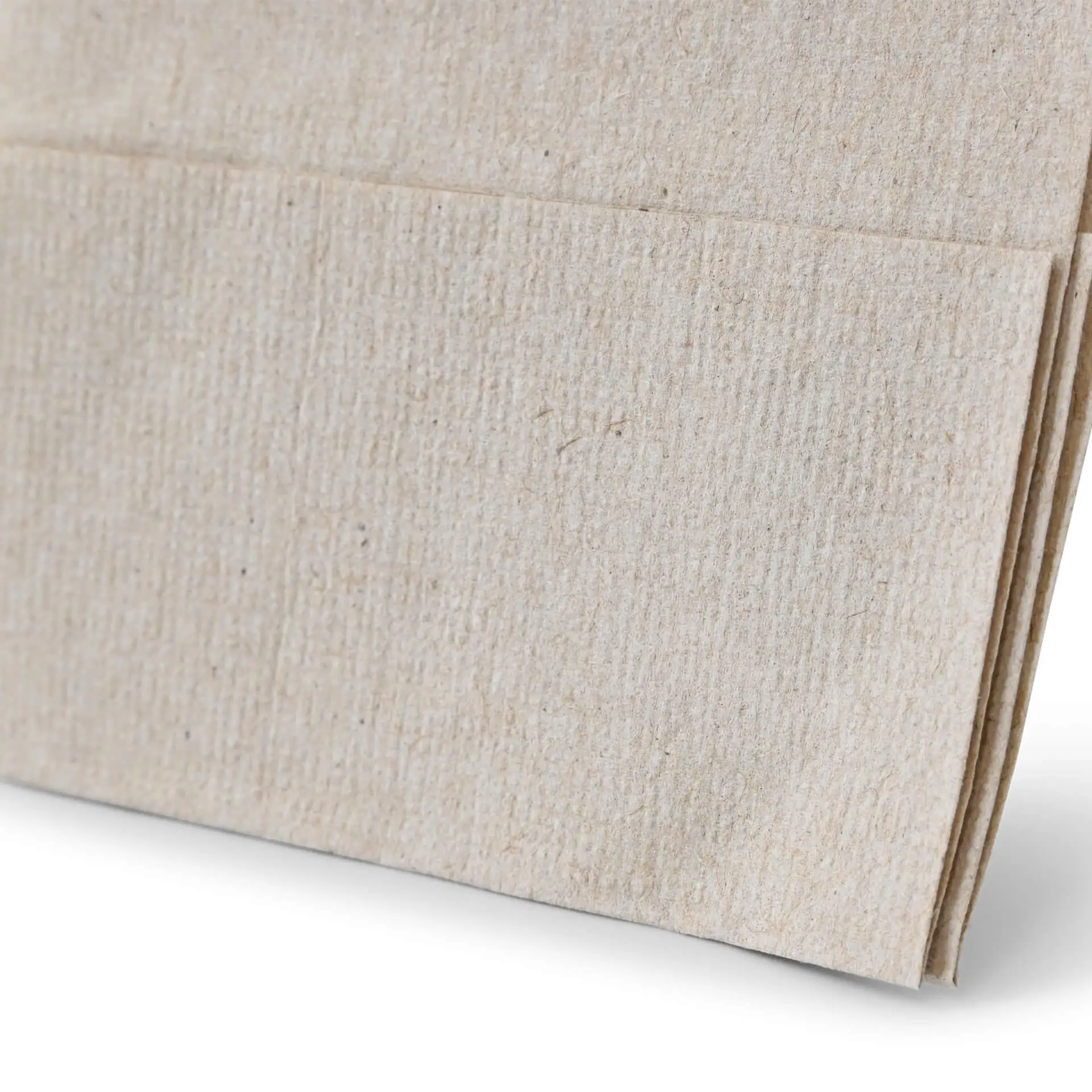 Zbliżenie na niebieloną serwetkę papierową z czarnym symbolem recyklingu i tekstem wskazującym, że jest w 100% z recyklingu.