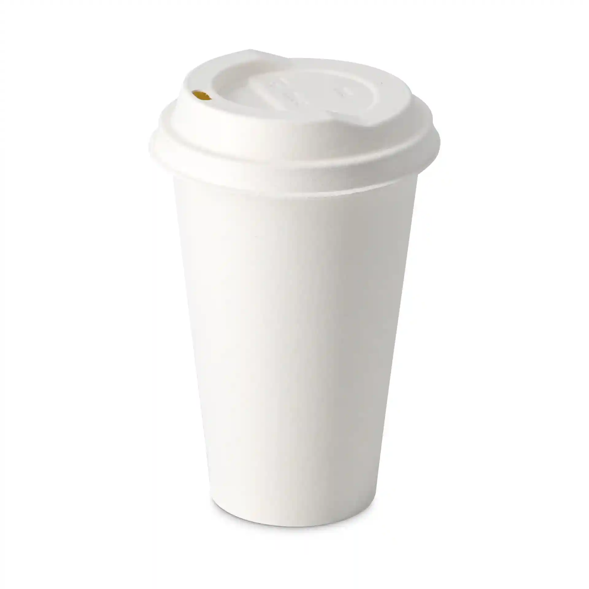 Biały papierowy kubek z pojedynczą ścianką, pojemność 400 ml i pokrywka z małym otworem.
