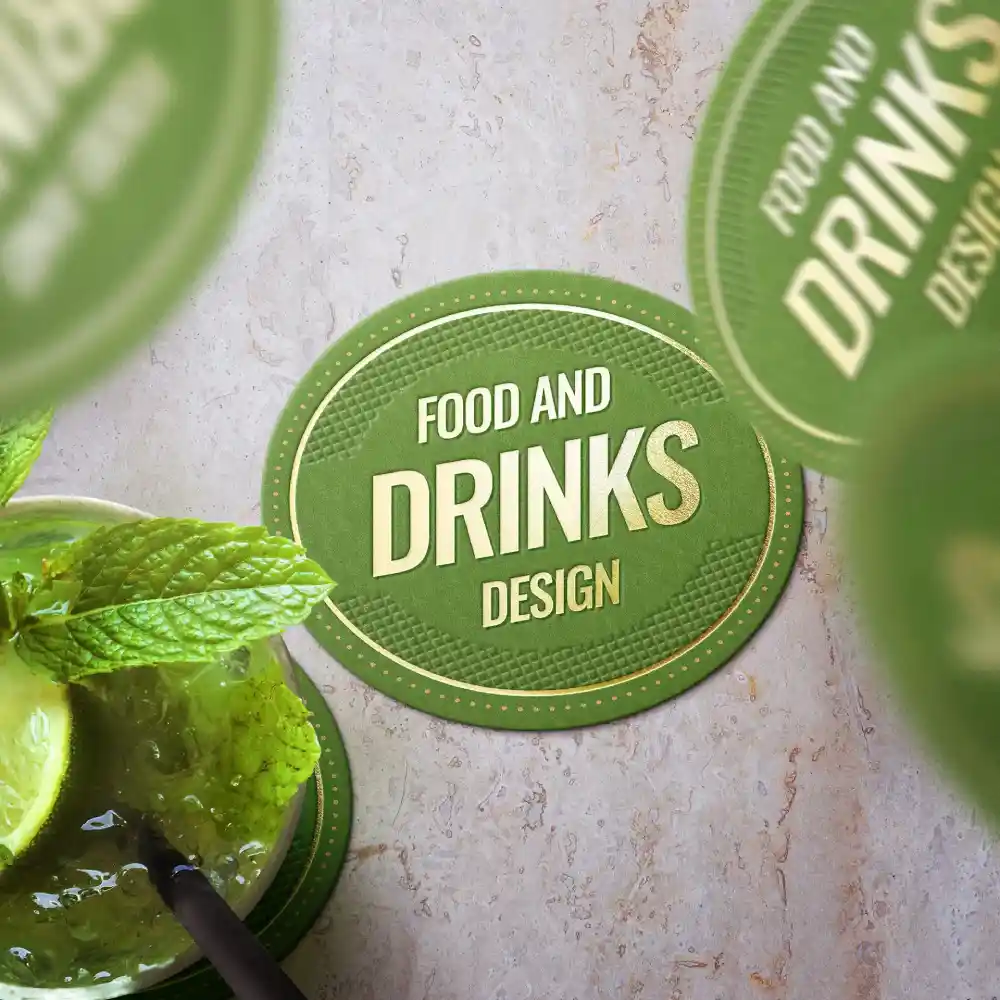 Zielony okrągły podkładka z tekstem "Food and Drinks Design" i napojem z miętą i limonką na pierwszym planie.