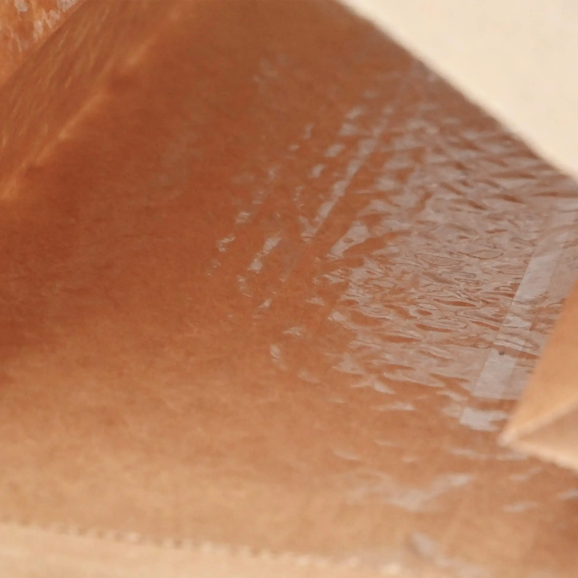 Brązka torba z dnem blokowym z wyściółką PLA i oknem, pokazująca wnętrze o gładkiej teksturze. Idealna do artykułów luzem.