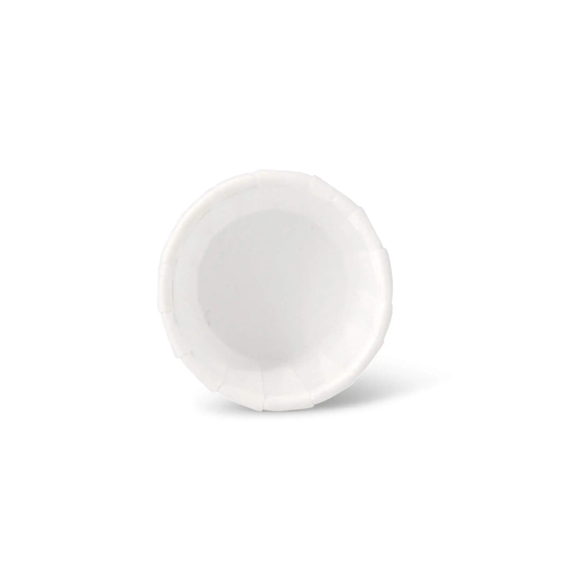 Biały papierowy kubek 15 ml z powłoką odporną na tłuszcz, idealny do małych porcji dipów i sosów.