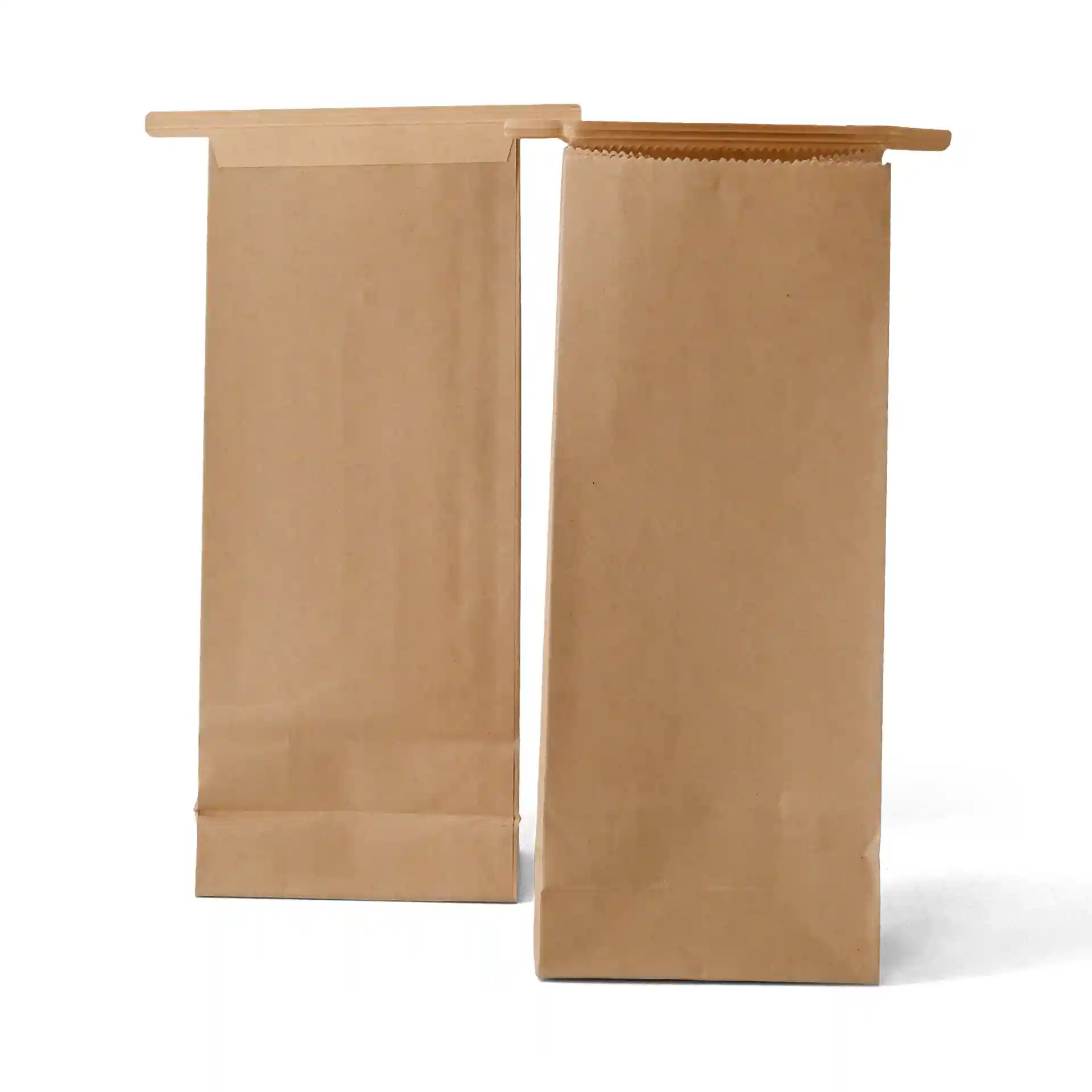 Brązowe torby papierowe z blokowym dnem i metalowym zapięciem, 9 x 5 x 23,5 cm. Dwie torby pokazane, jedna z zagiętym górnym brzegiem.