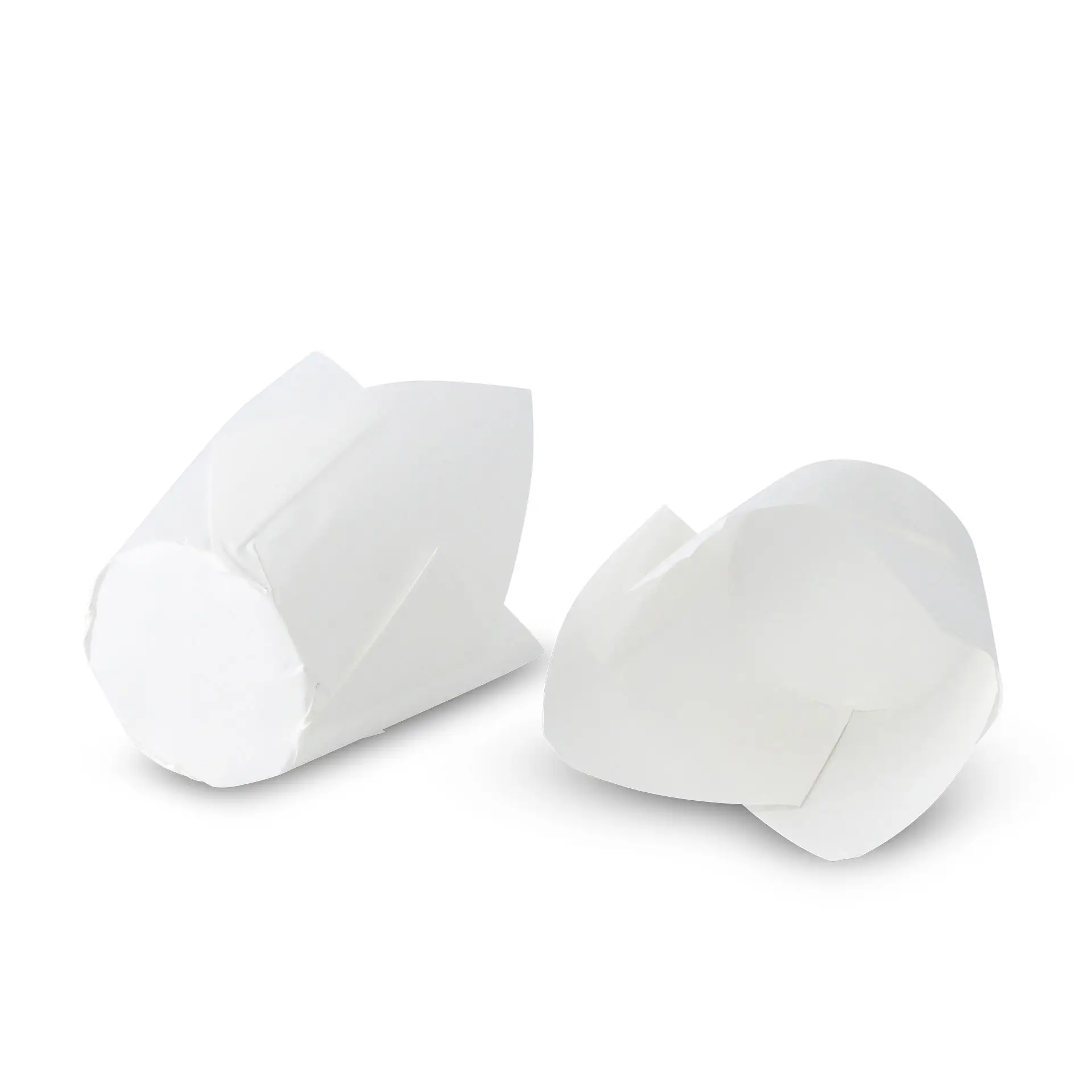 Dwa białe papierowe foremki do muffinek, każda o średnicy 5 cm, zaprojektowane do pieczenia i serwowania wypieków.