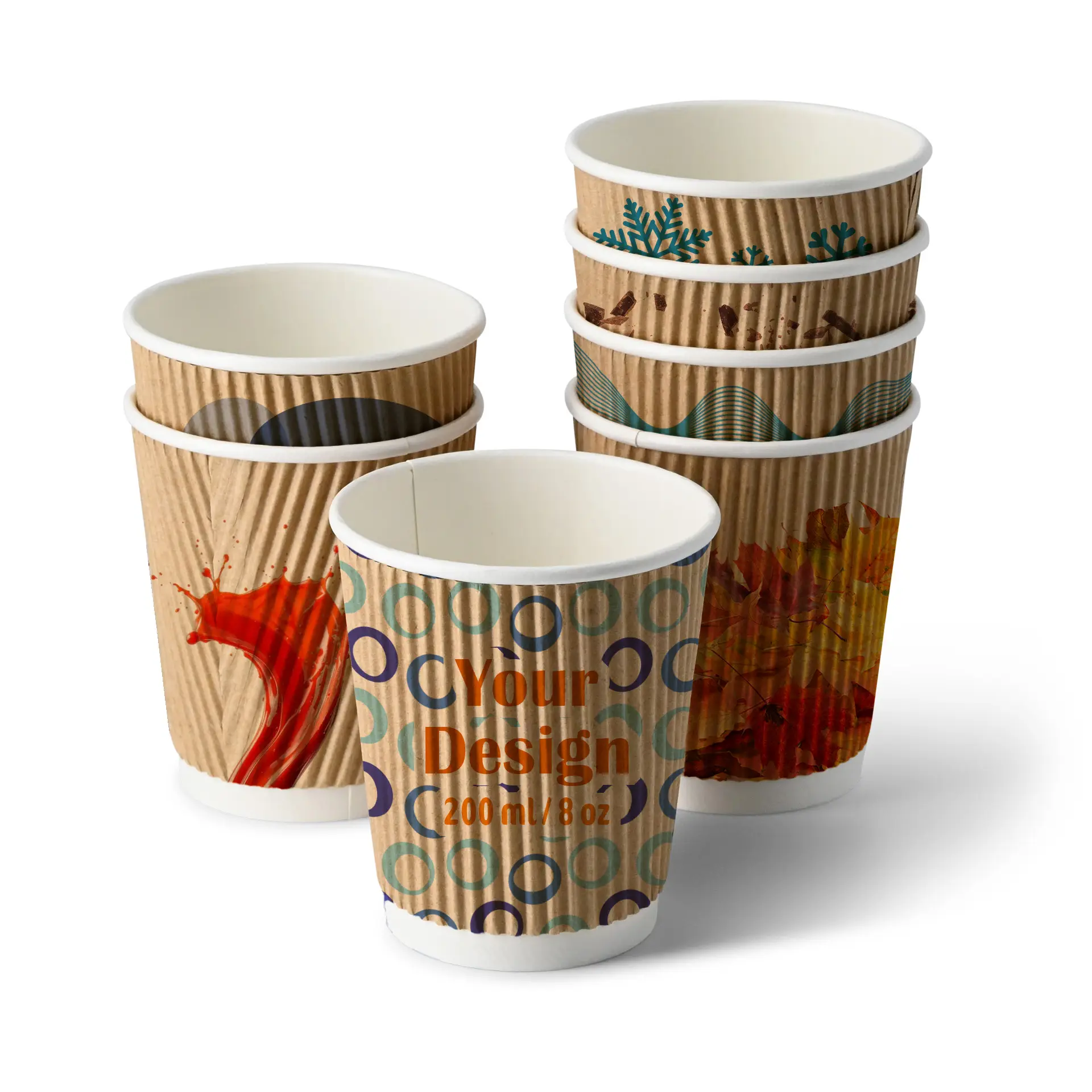 Żebrowany kubek na wynos w centrum, z nadrukiem nawiązującym do indywidualnego projektu; kilka podobnych kubków z różnymi nadrukami i zmniejszoną przezroczystością w tle.