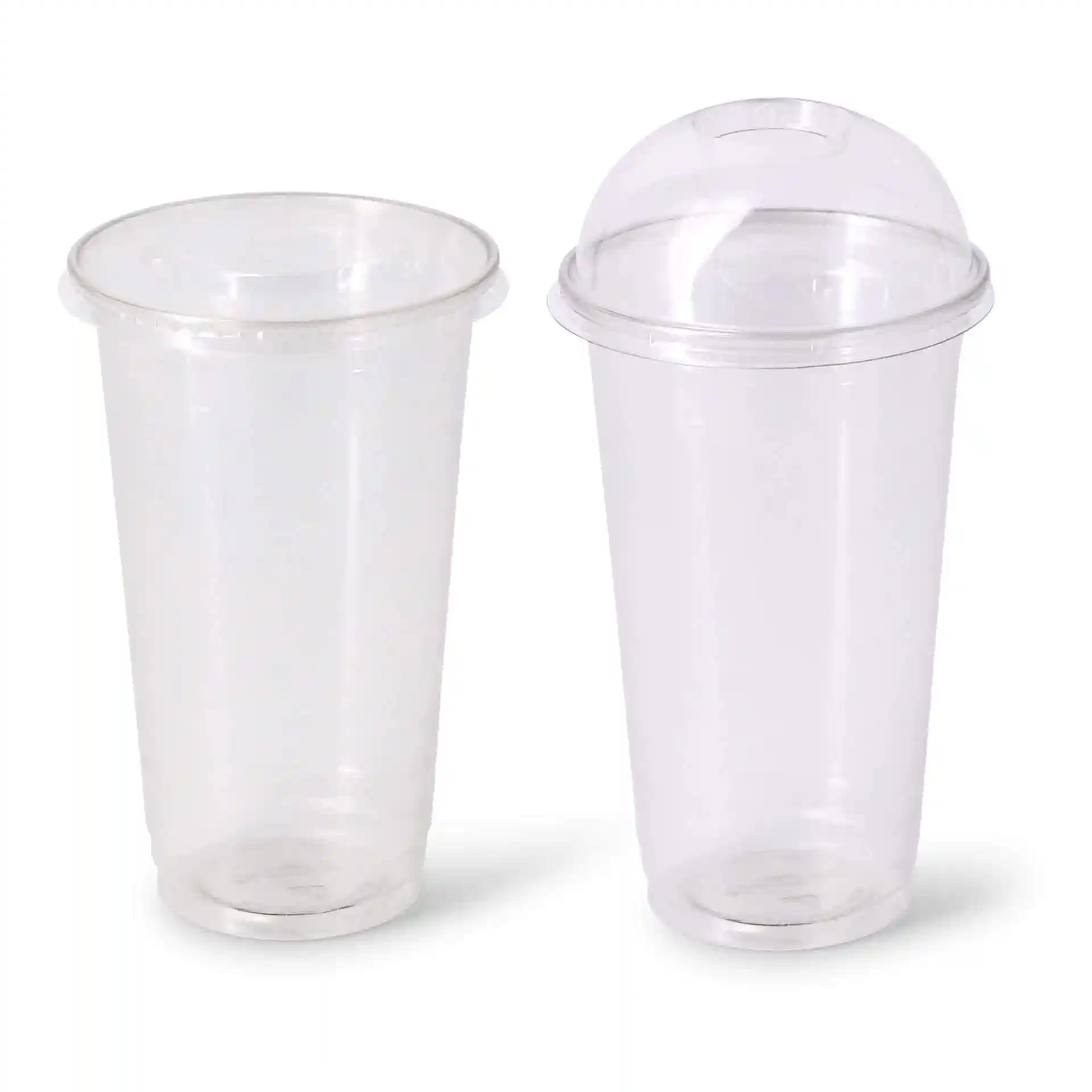 Przezroczyste kubki rPET 20 oz, jeden z pokrywką w kształcie kopuły, wyświetlane obok siebie.
