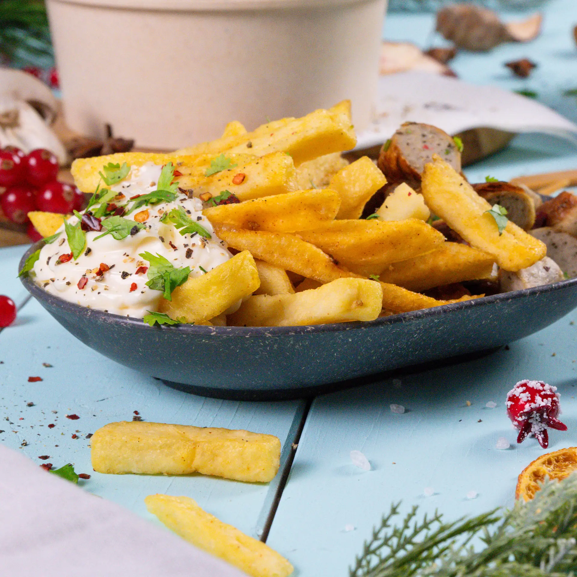 Porcja frytek z salsą, pokrojonymi czerwonymi chili i kolendrą w wielorazowej misce na przekąski.