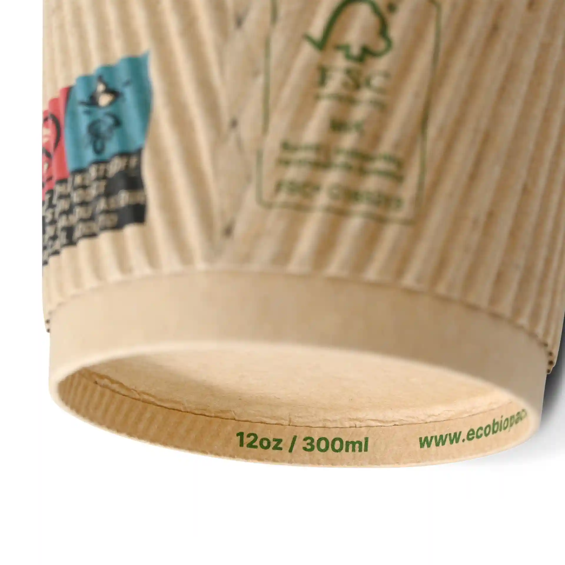 Karbowany kubek kraft o średnicy 90 mm z nadrukowanym dnem, pojemność 12 oz / 300 ml.
