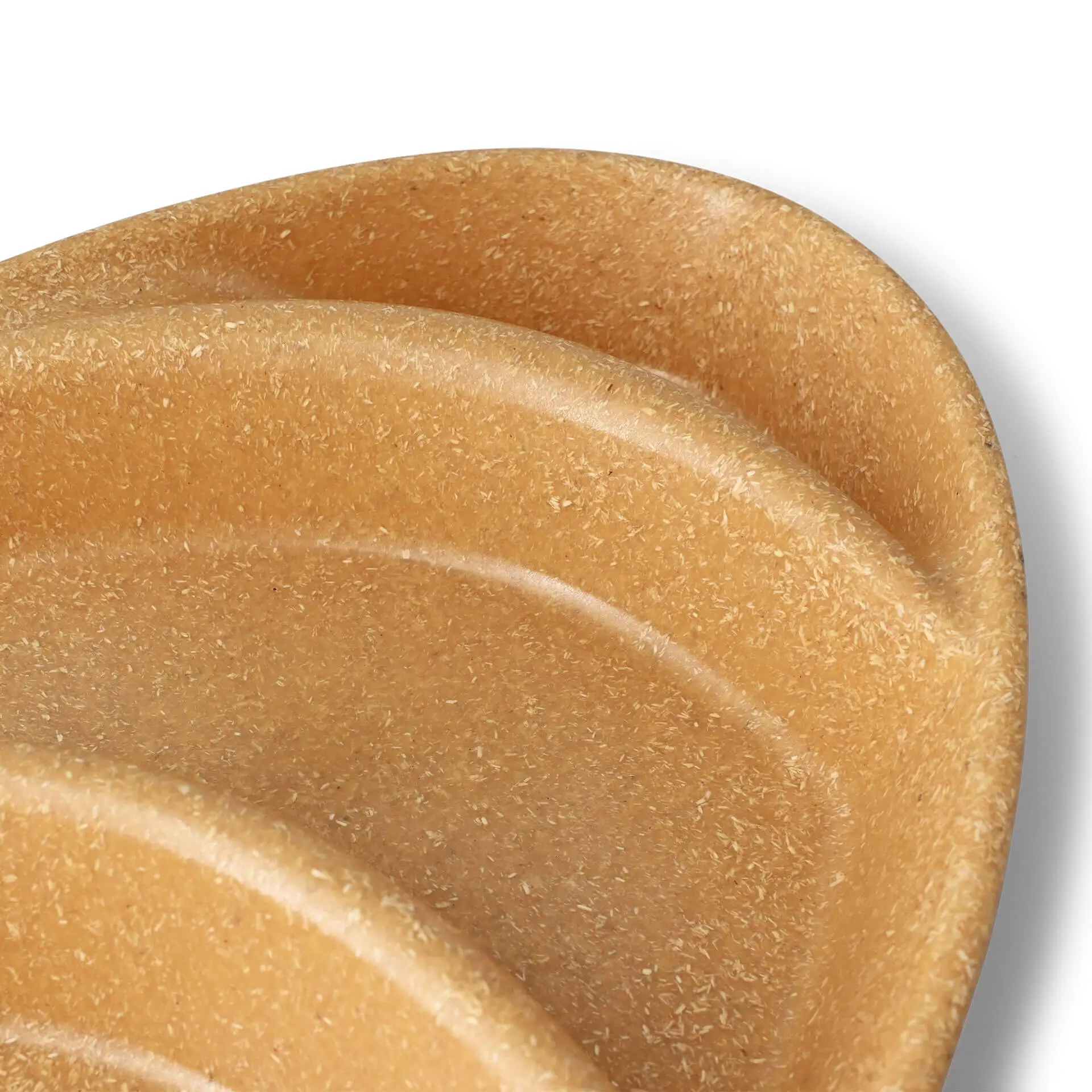 Wielorazowy talerz z trzema przegródkami w kolorze karmelowym; wykonany w 98% z materiałów odnawialnych, odpowiedni do potraw gorących i zimnych.