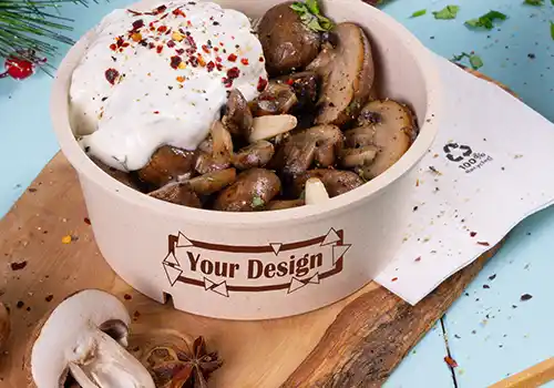 Stos kolorowych misek z napisem "HAPPY BOWL" w różnych wzorach, z osobnym pojemnikiem na jedzenie w tle.