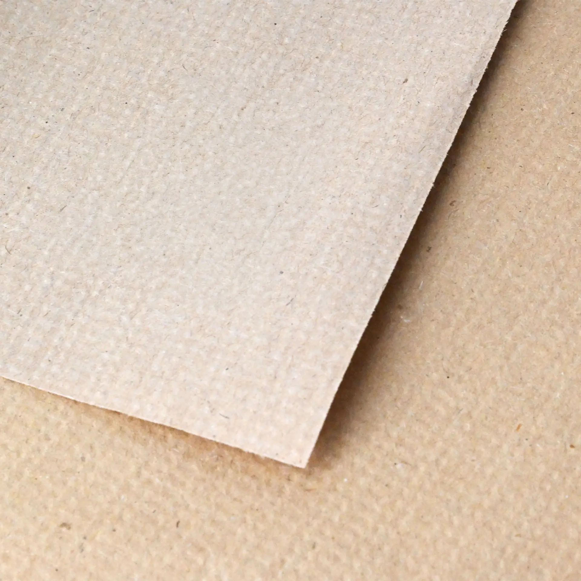 Etykieta z symbolem recyklingu i tekstem "100% Recykling" na niebielonym podkładzie rPaper.