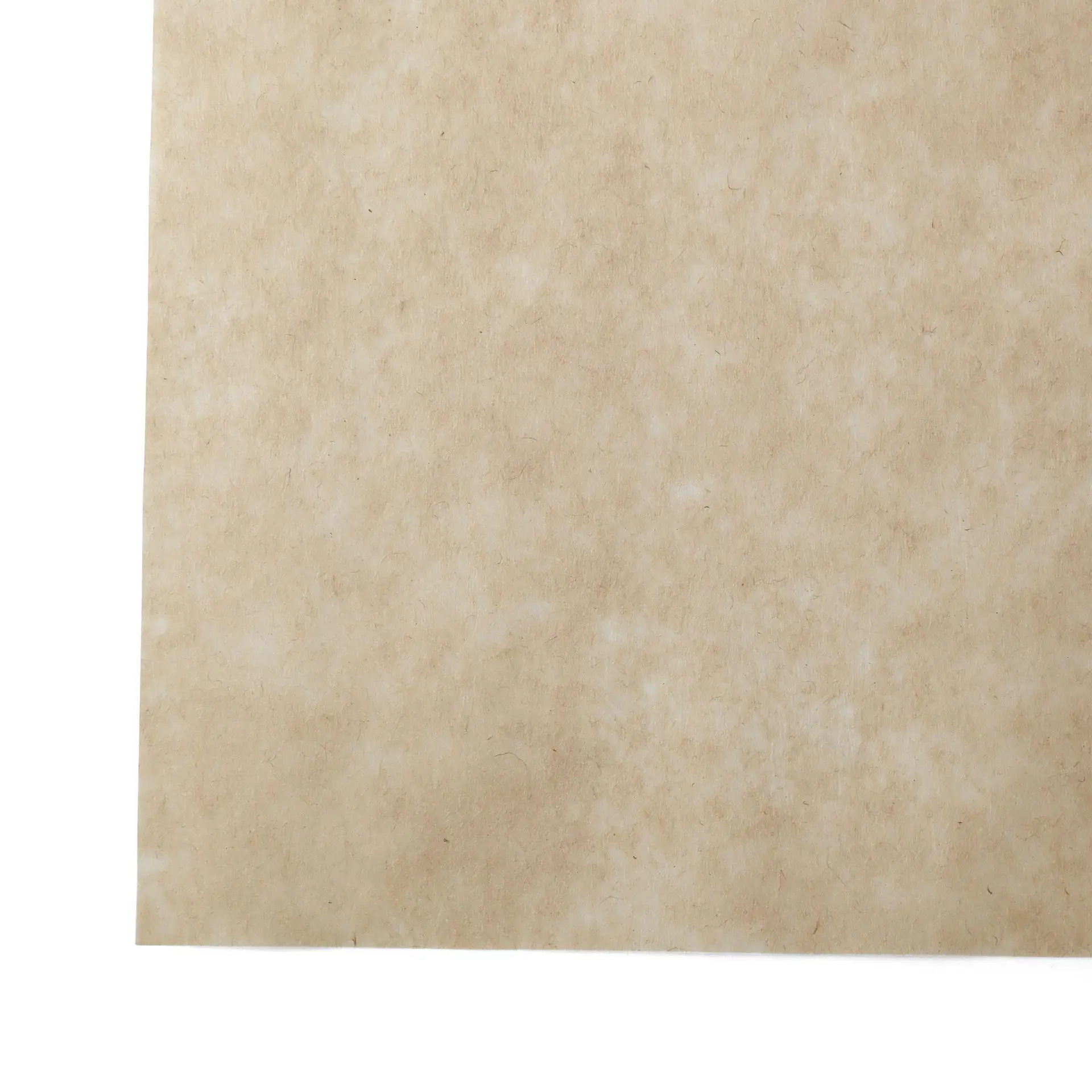 Brązowy papier odporny na tłuszcz, wstępnie wycięty rozmiar 37,5 x 50 cm, odpowiedni do potraw na ciepło i zimno.