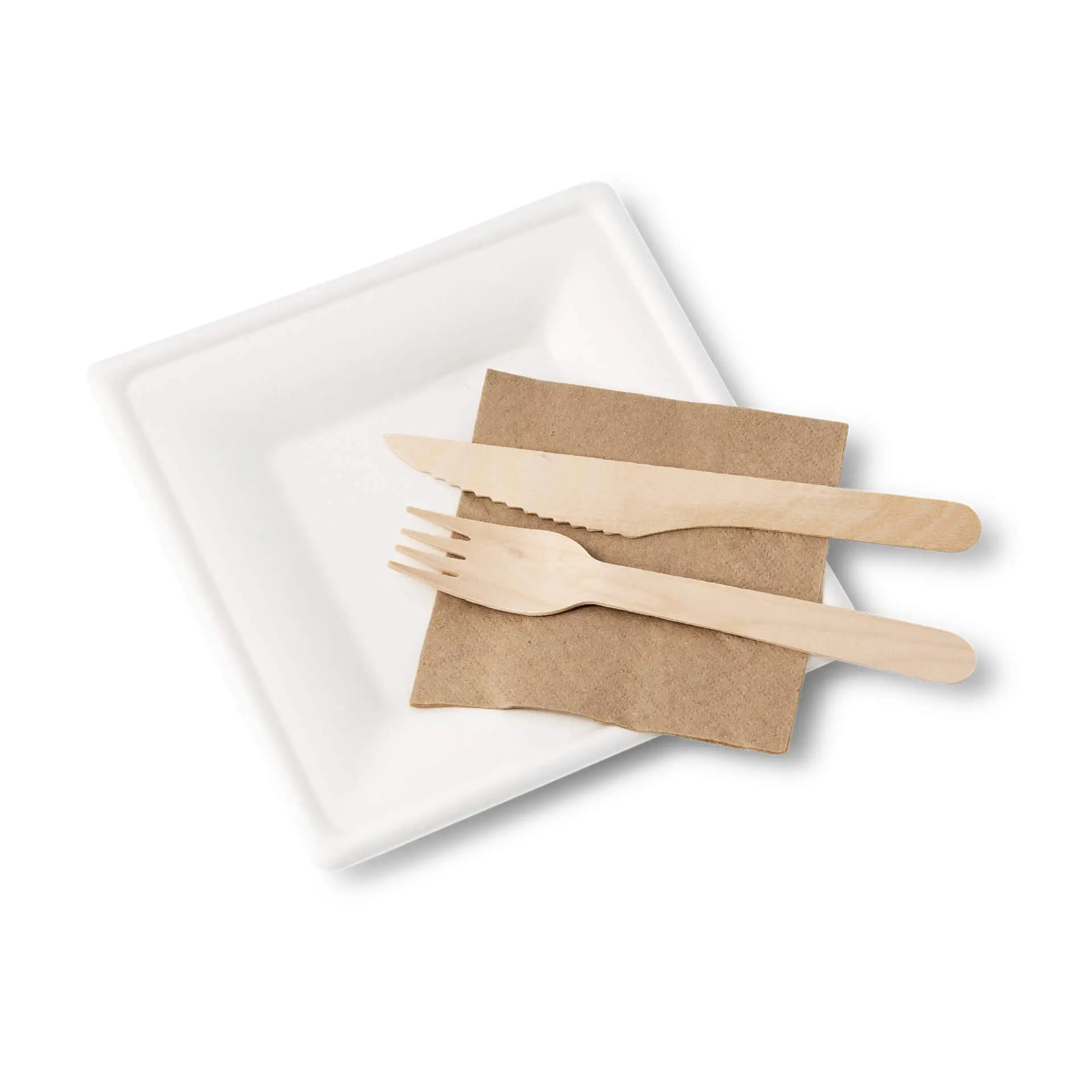 Kwadratowy biały talerz z trzciny cukrowej z brązową serwetką i zestawem drewnianych sztućców (widelec i nóż) na wierzchu.