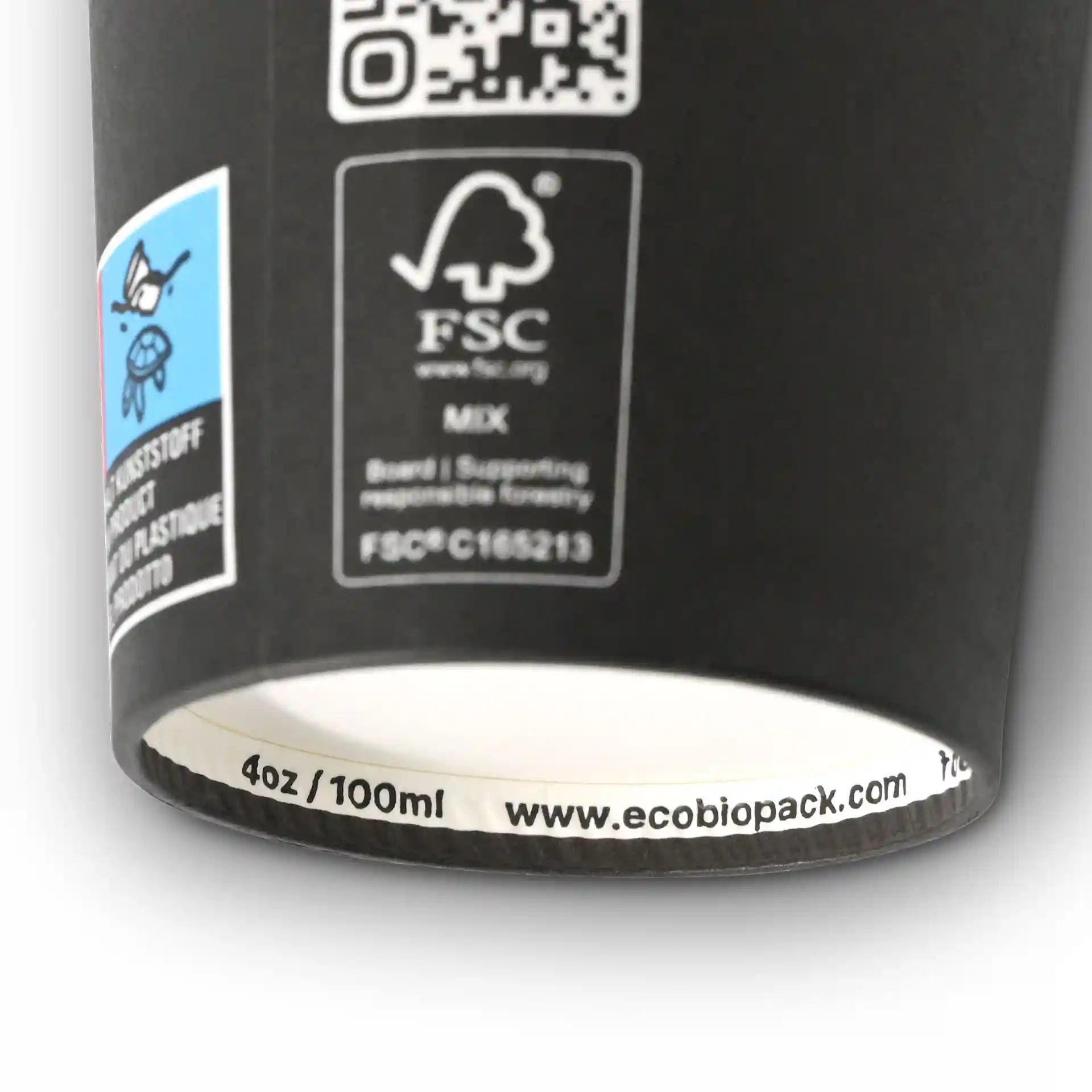 Czarny papierowy kubek z powłoką PLA, pojemność 100 ml, z różnymi etykietami i kodem QR z boku.