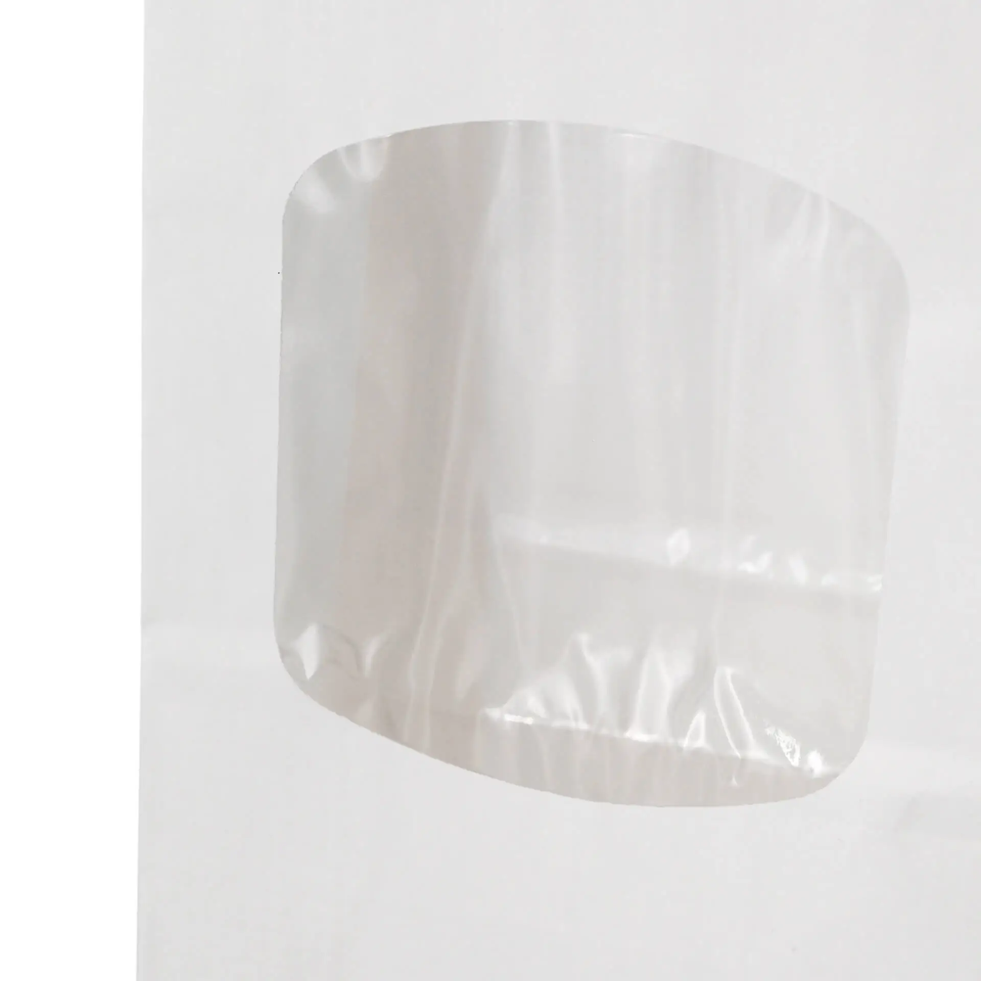 Biała papierowa torba z dnem blokowym i przezroczystym oknem; zaprojektowana dla aromatycznych produktów, z zamknięciem na drucik.