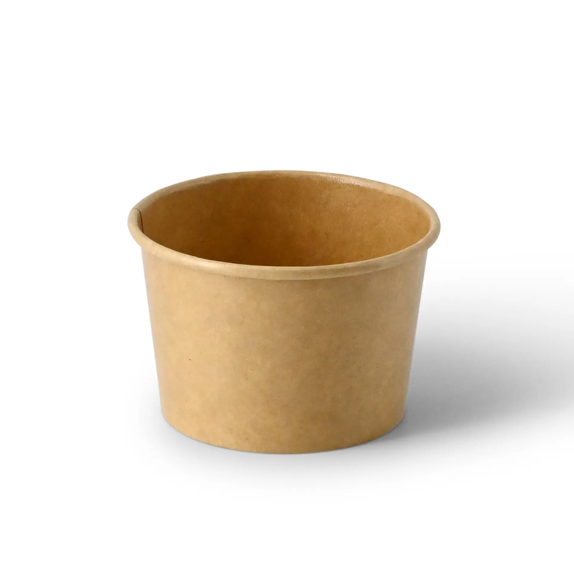 Brązowy papierowy kubek ustawiony pionowo z gładką powierzchnią i zaokrąglonymi brzegami.