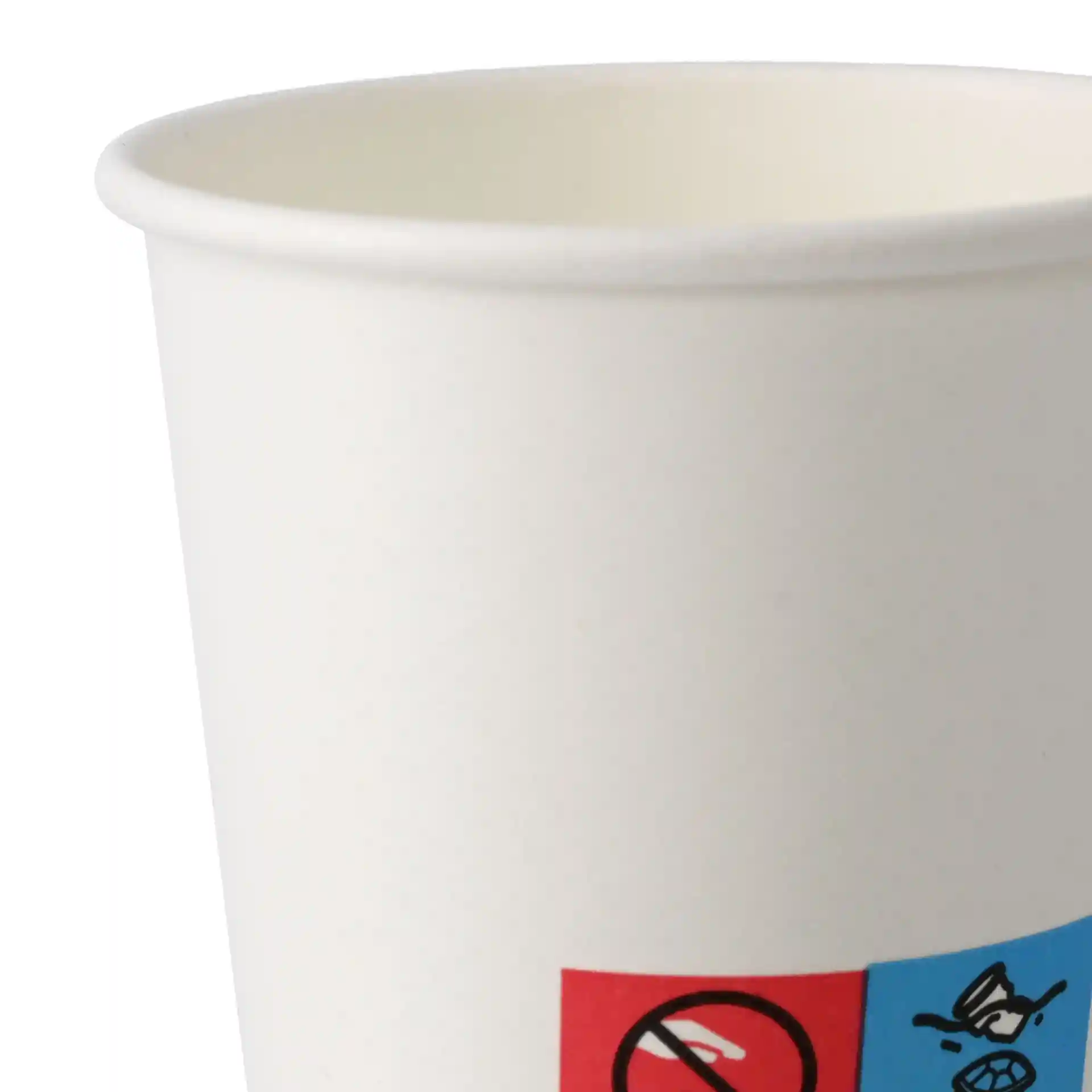Biały kubek o średnicy 62 mm, z czerwoną i niebieską etykietą z symbolami.