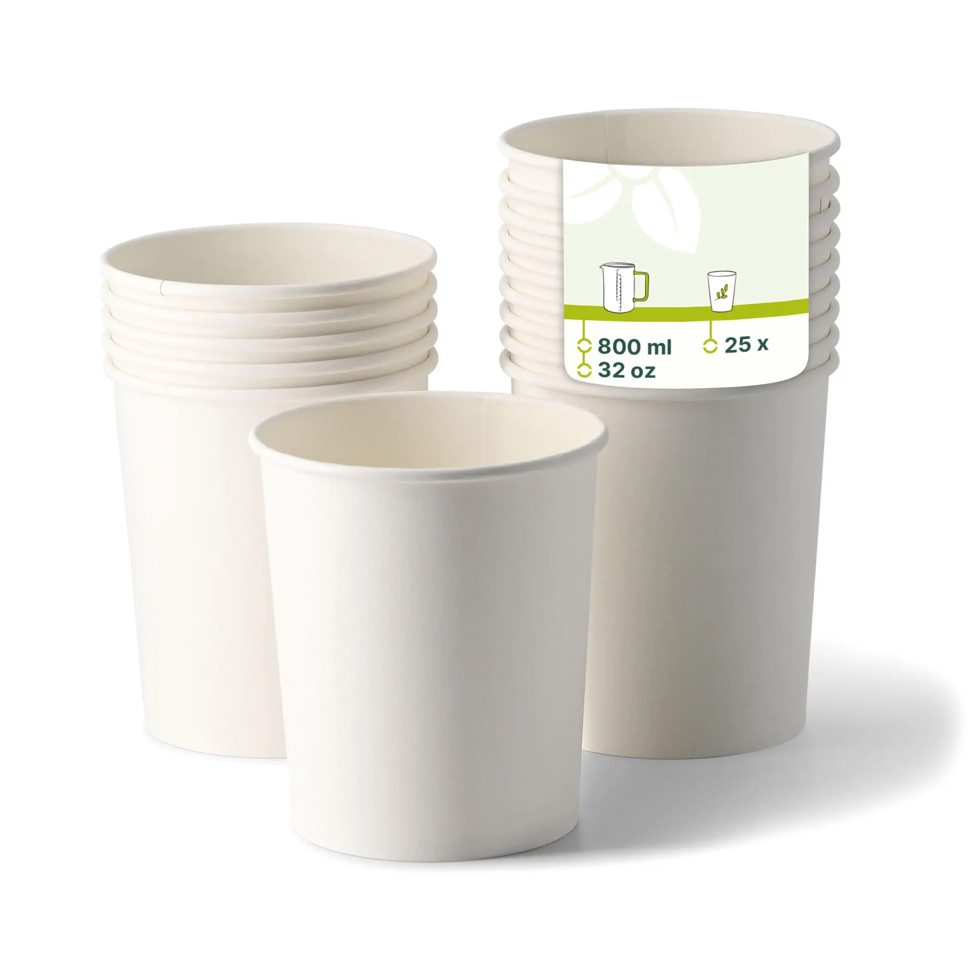 Jeden biały biodegradowalny kartonowy kubek 32 oz na pierwszym planie; kilka podobnych kubków w stosie z etykietą wskazującą specyfikacje.