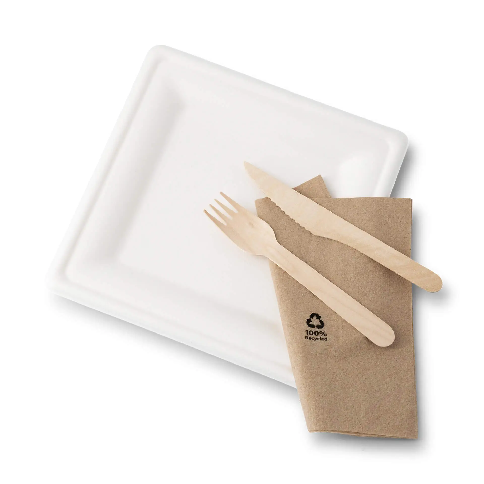Kwadratowy biały talerz z trzciny cukrowej z dwoma drewnianymi sztućcami obok brązowej serwetki z recyklingu.