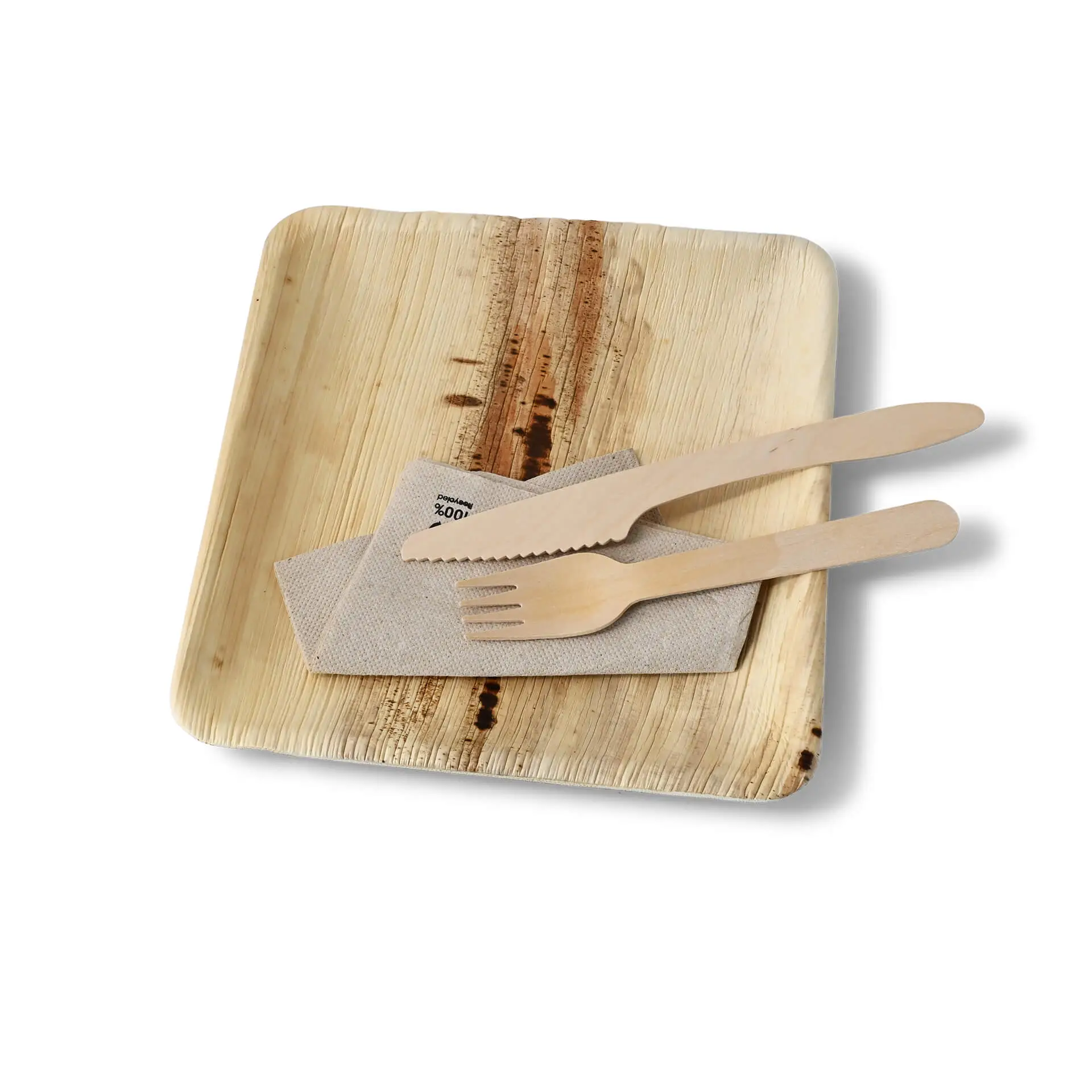 Kwadratowy talerz z liści palmy o wymiarach 18 x 18 cm z rantem na sos, w zestawie z drewnianymi sztućcami i materiałowym serwetką.