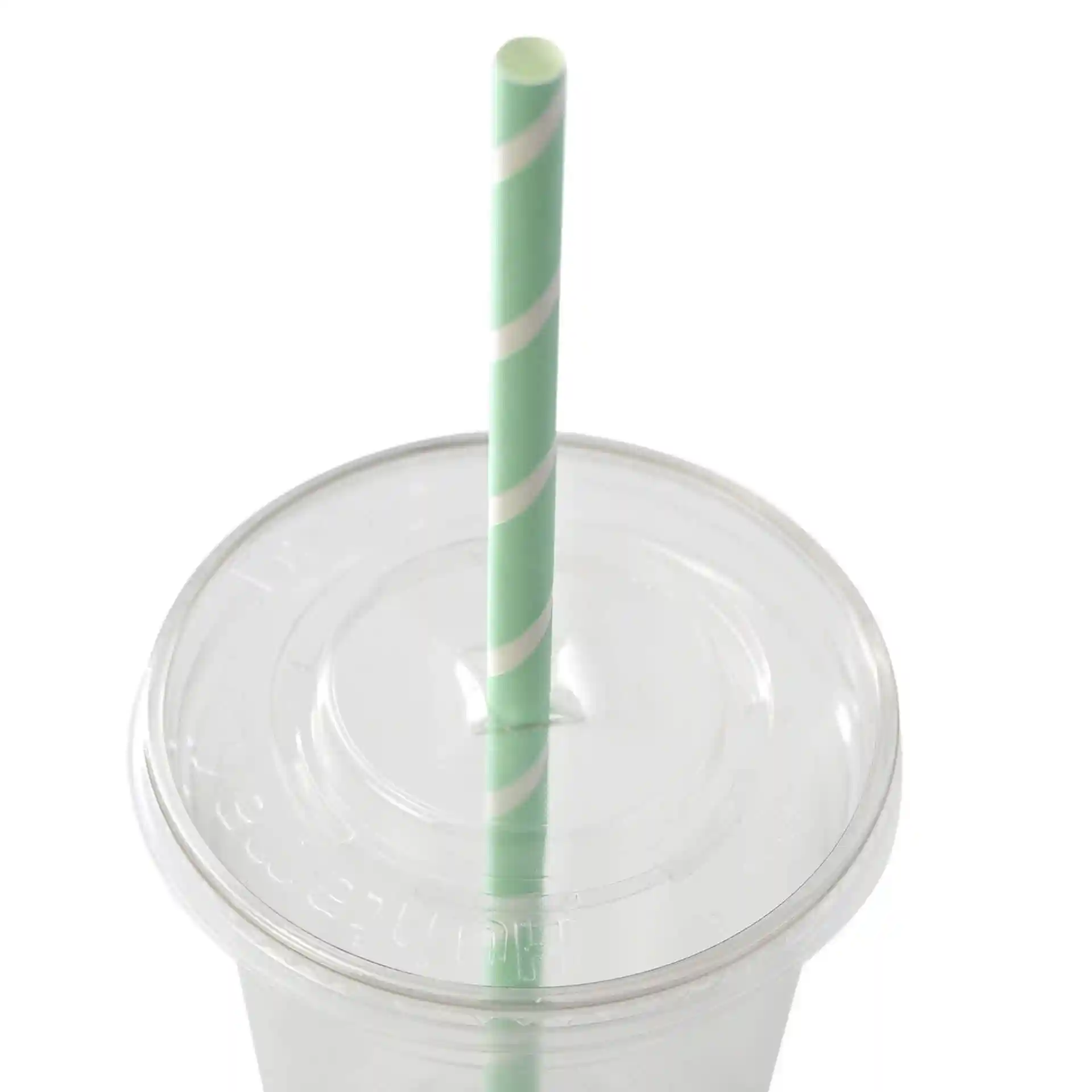 Papierowa słomka jumbo w pastelowe paski, 23 cm długości i 0,8 cm średnicy, umieszczona w przezroczym wieczku kubka.