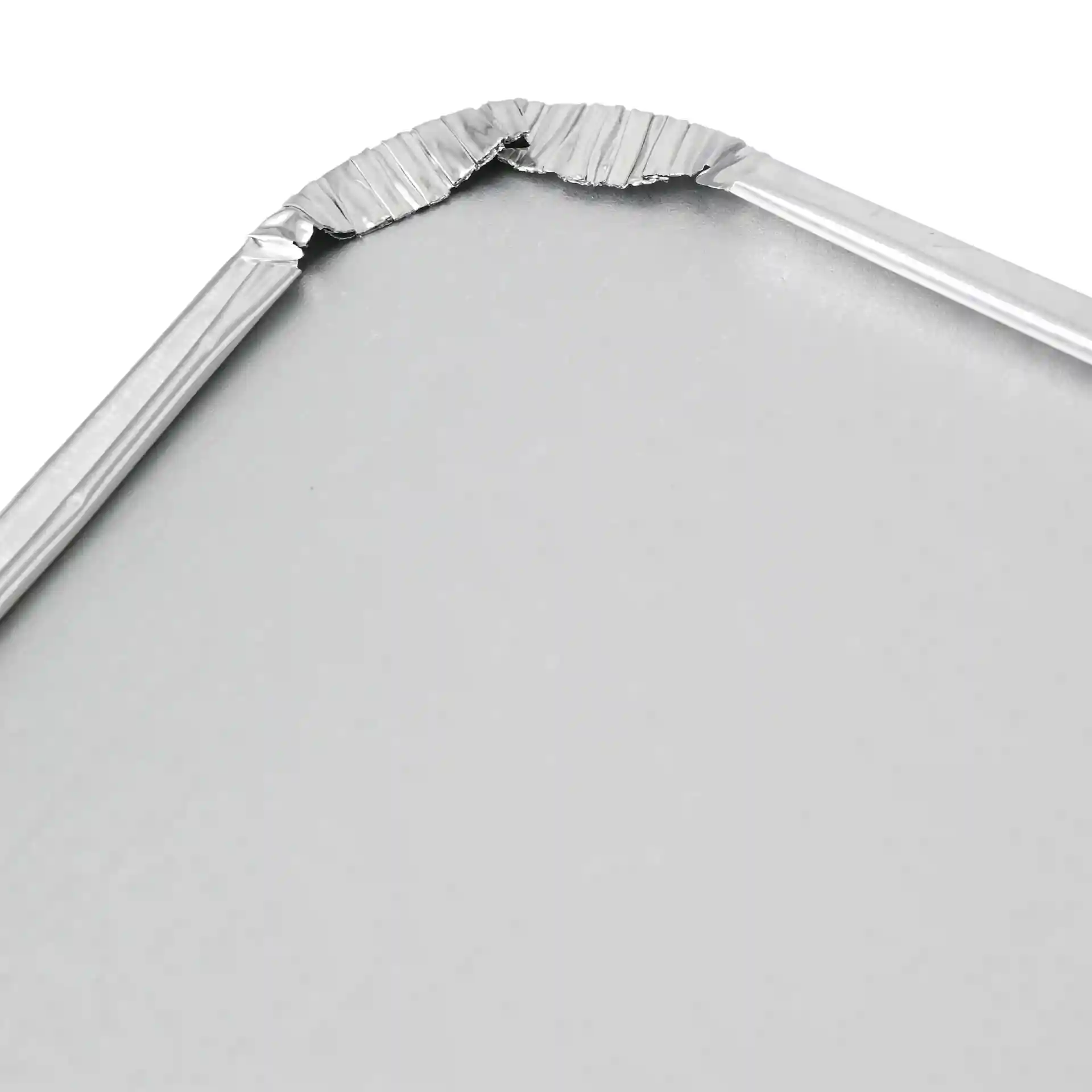 Zbliżenie prostokątnej pokrywki z kartonu aluminiowego z zagiętym brzegiem, zaprojektowanej do pojemnika 900 ml.