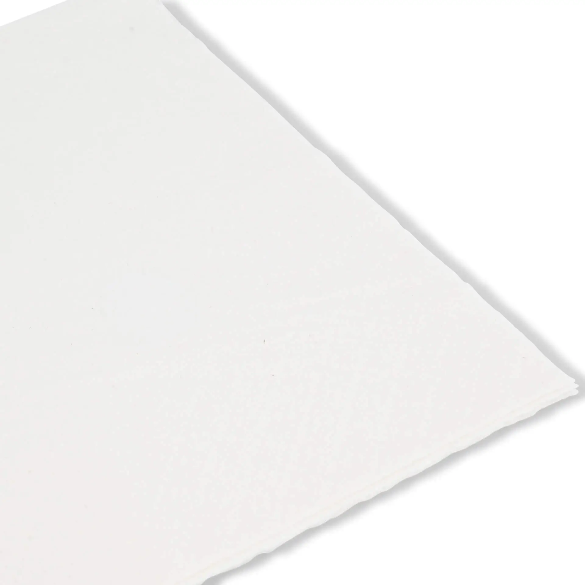Biała kwadratowa serwetka papierowa z czarnym symbolem recyklingu i tekstem wskazującym, że jest w 100% z recyklingu.