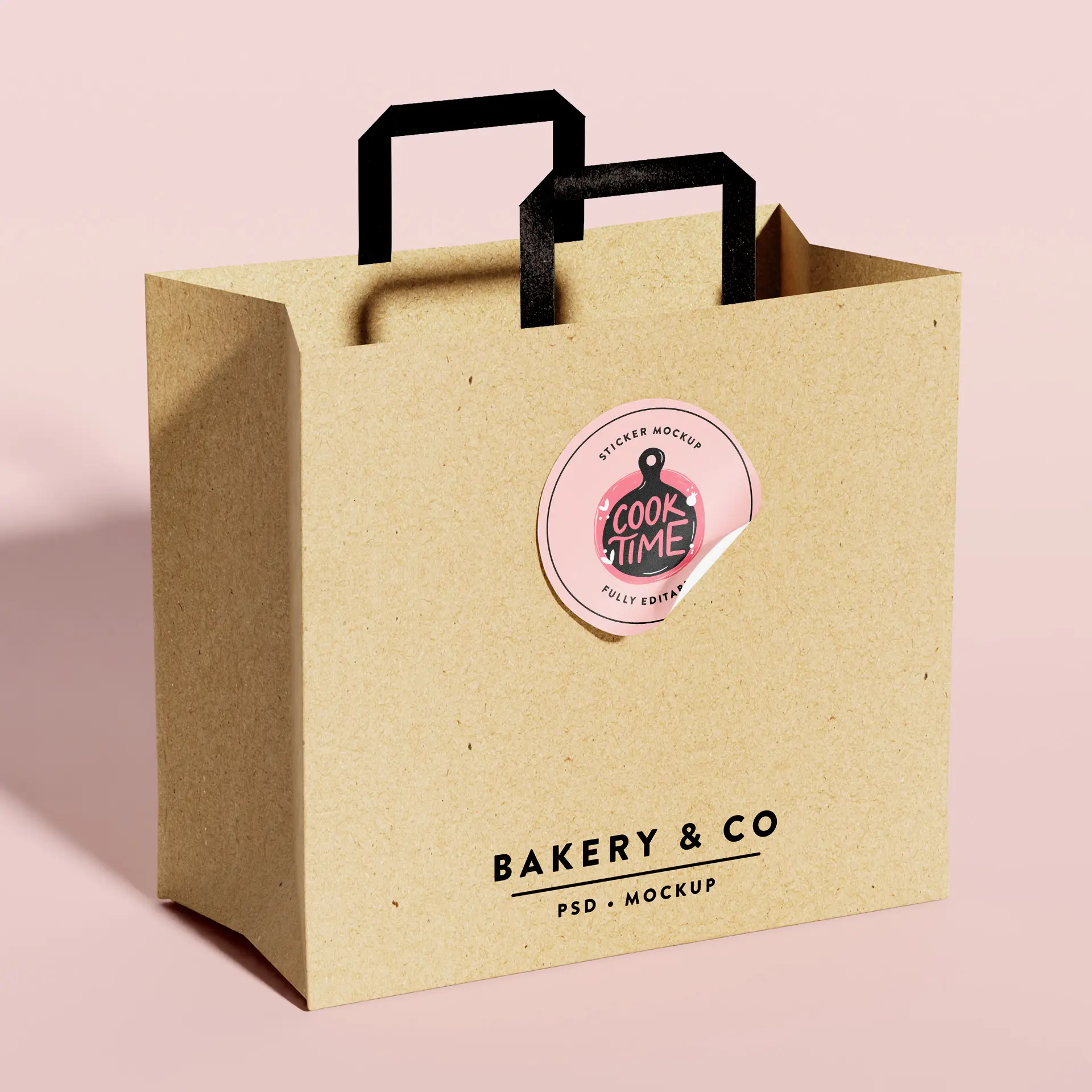 Brązka torba papierowa z czarnymi uchwytami i okrągłą różową naklejką z napisem "Czas gotowania", z nazwą marki "Bakery & Co." wydrukowaną poniżej.