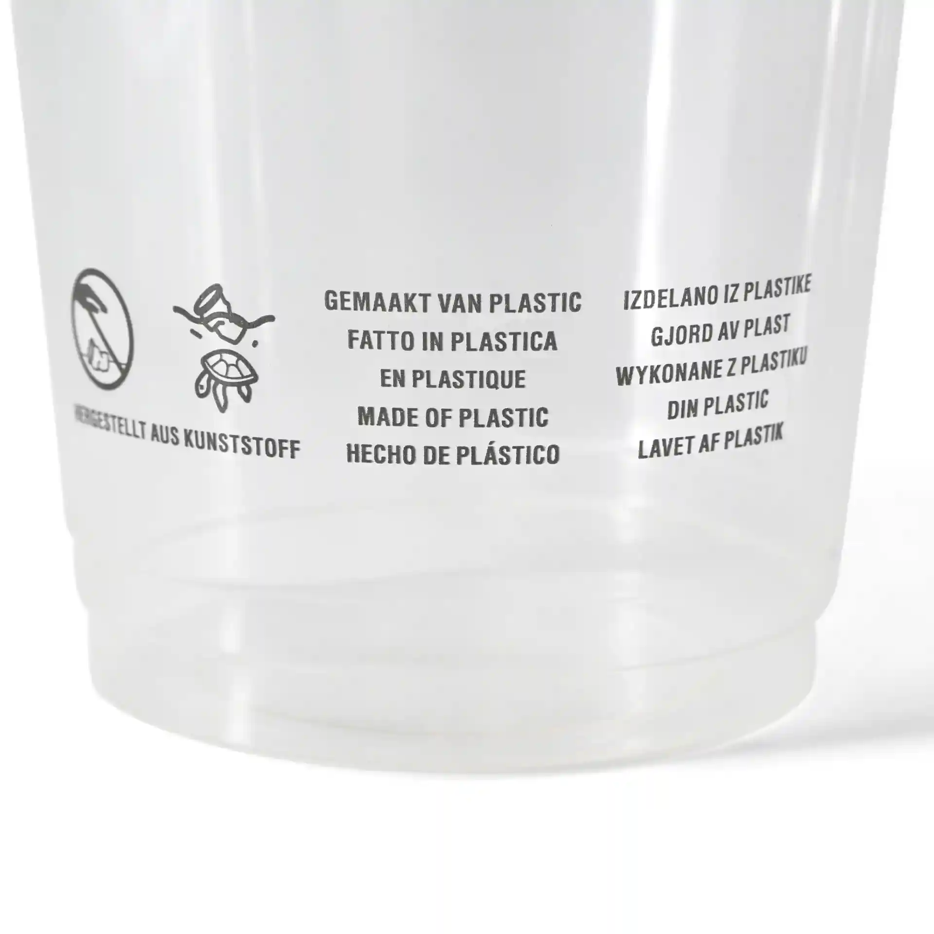 Przezroczysty plastikowy kubek z wielojęzycznym tekstem informującym, że jest z plastiku, z symbolem zakazu i grafiką owada.