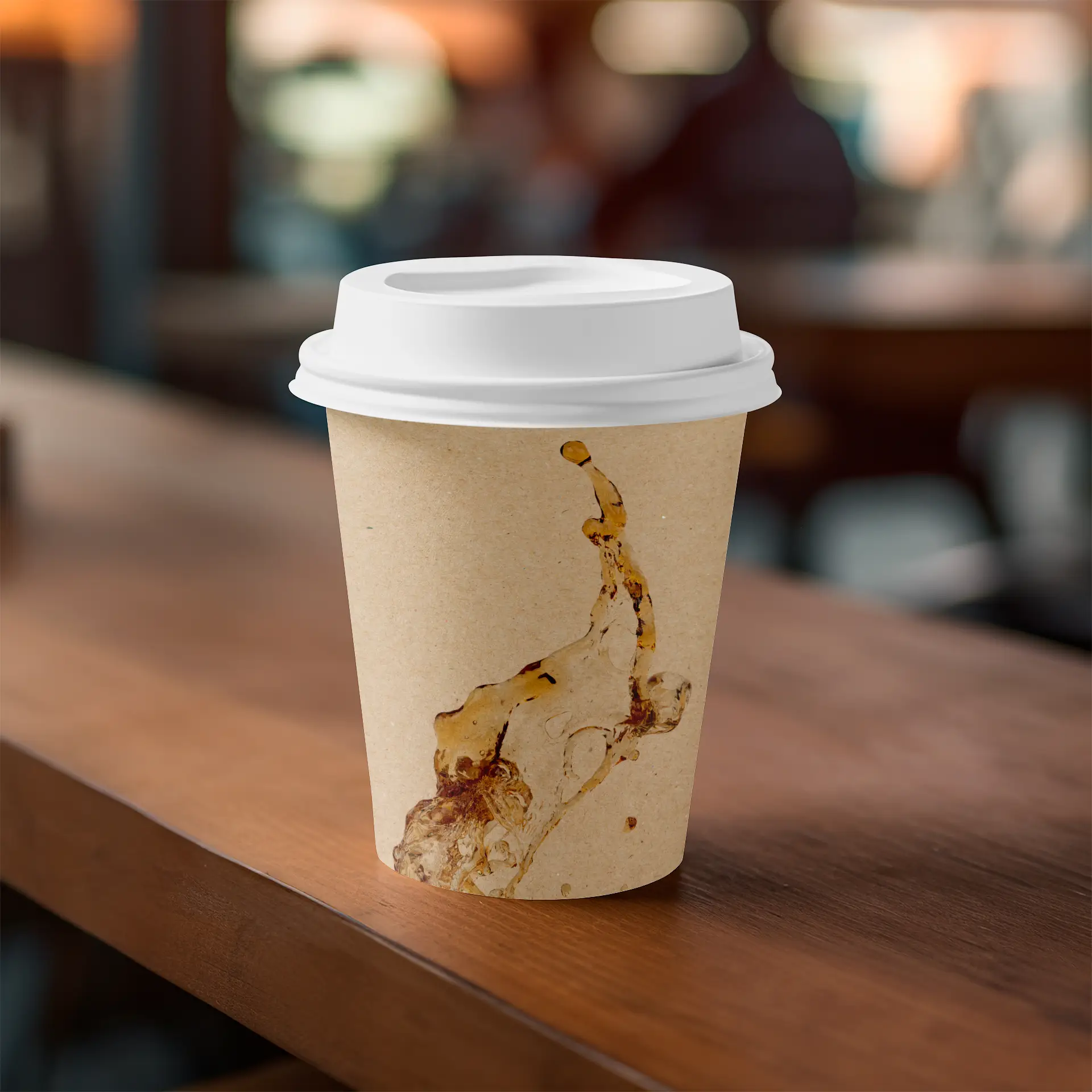 Brąski papierowy kubek z białą pokrywką, z motywem plamy, umieszczony na drewnianej powierzchni.