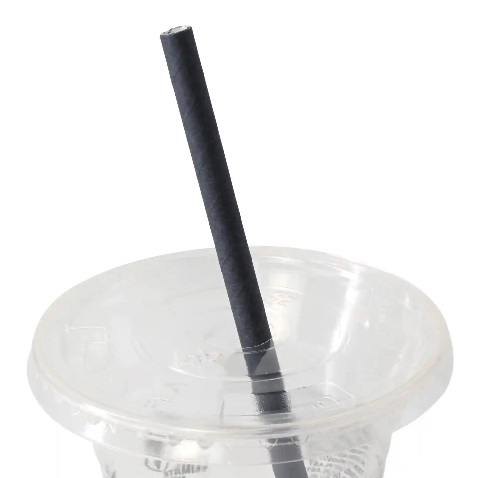 Czarny papierowy słomka do koktajli, 15 cm długości i 0,7 cm średnicy, umieszczona w przezroczystej pokrywie kubka.