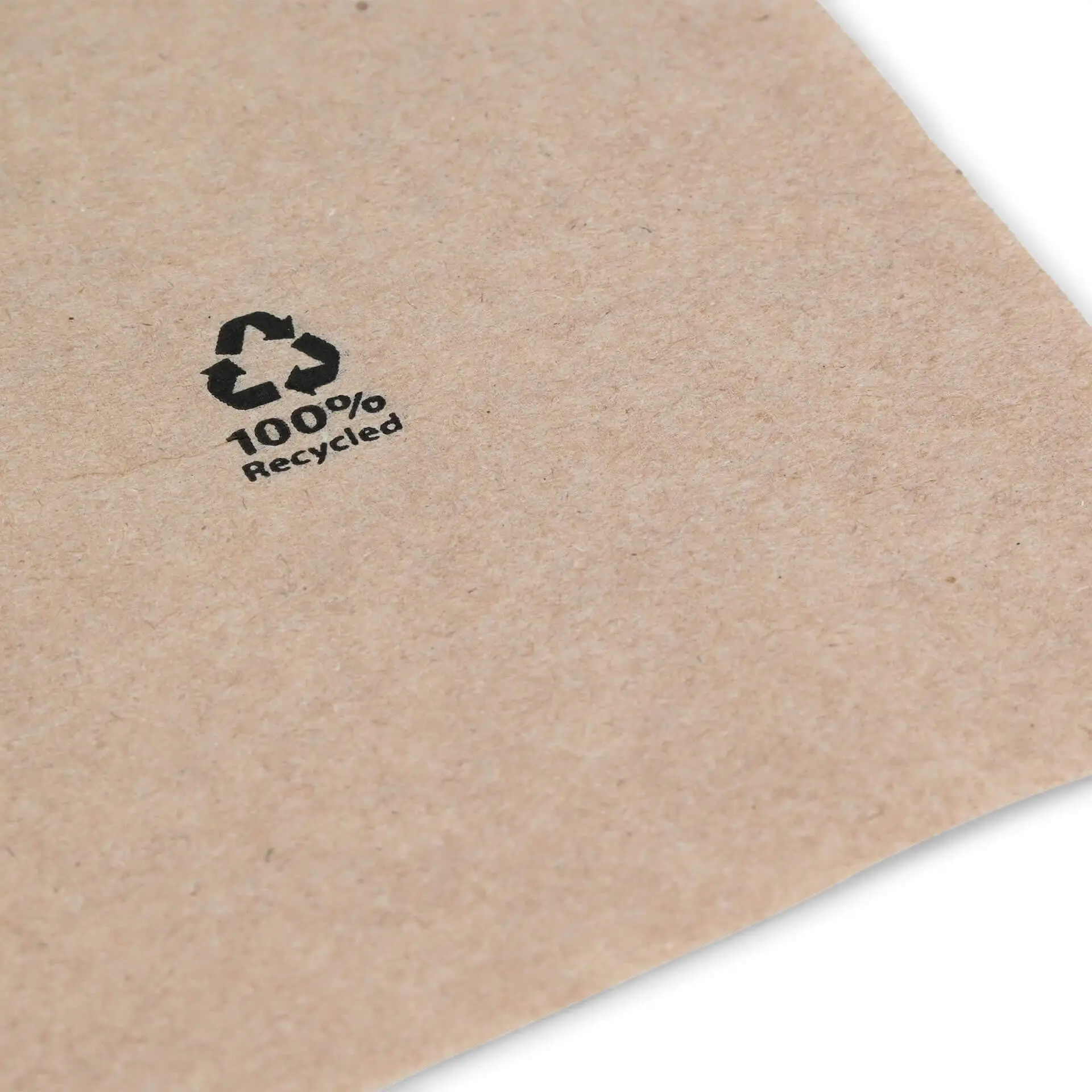 Zbliżenie na serwetkę z recyklingowanego papieru z logo recyklingu i napisem '100% Zrecyklingowane' na brązowej powierzchni.