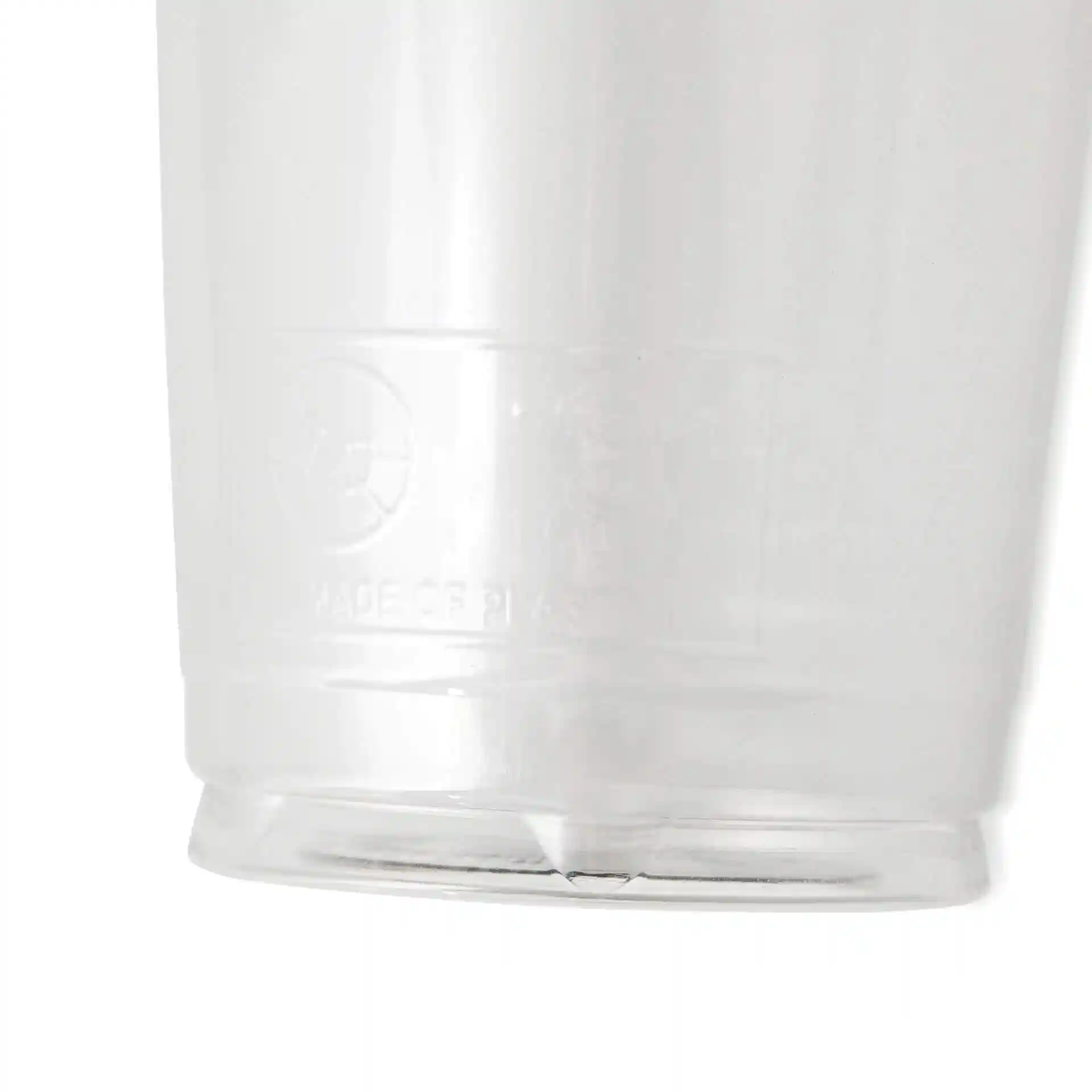 Przezroczysty kubek rPET 16 oz z zwężającym się dnem i widocznymi oznaczeniami blisko podstawy.