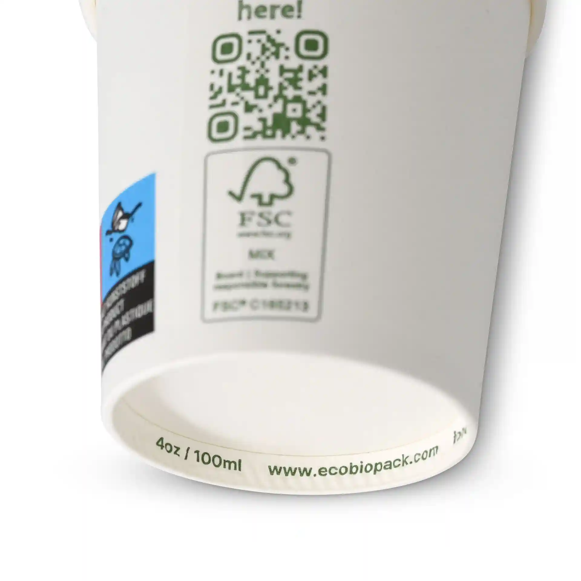 Biały kubek o średnicy 62 mm, z kodem QR i logo FSC z boku.