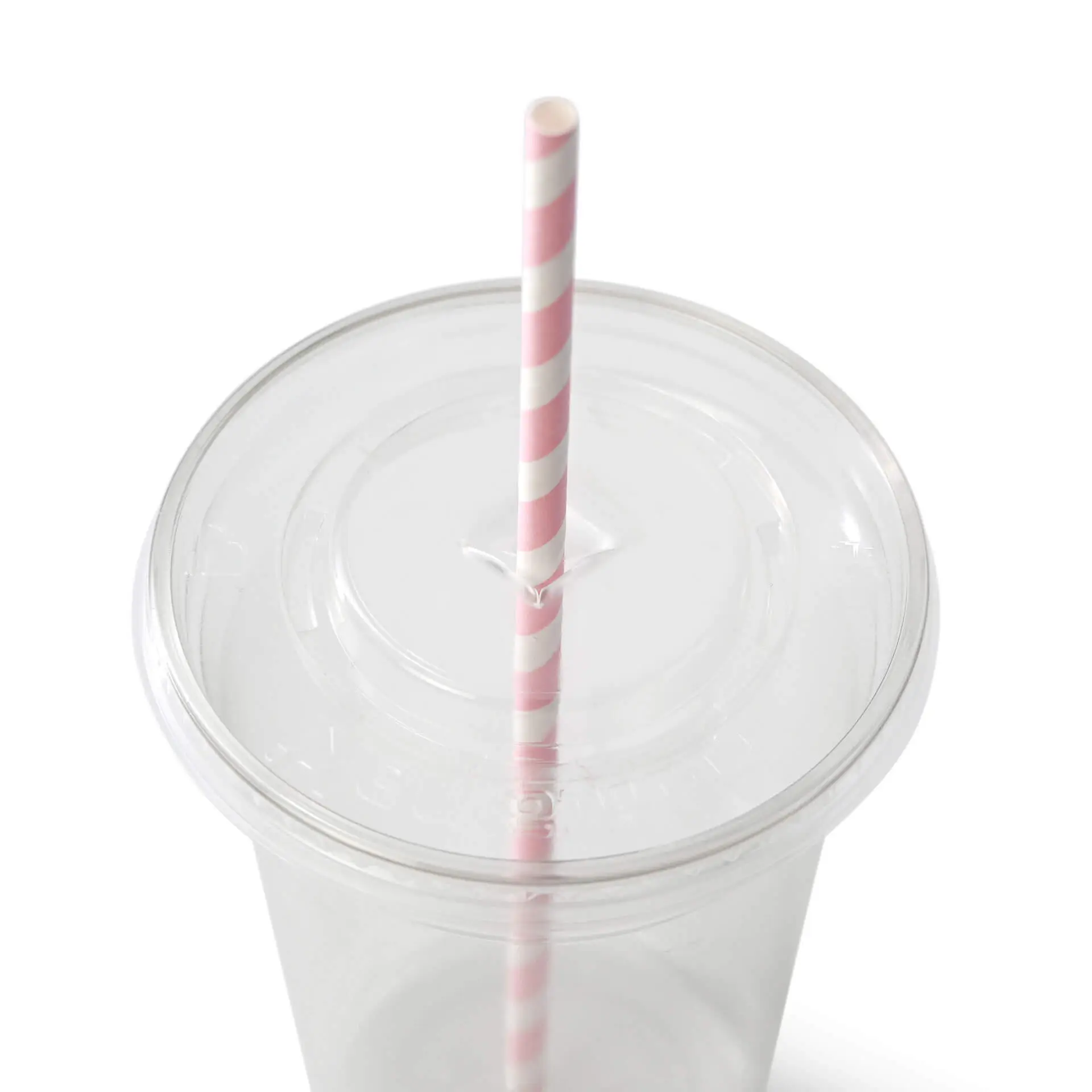 Jedna przezroczysta szklanka z pastelową słomką papierową w paski. Słomka włożona w pokrywkę szklanki, idealna do schłodzonych napojów.
