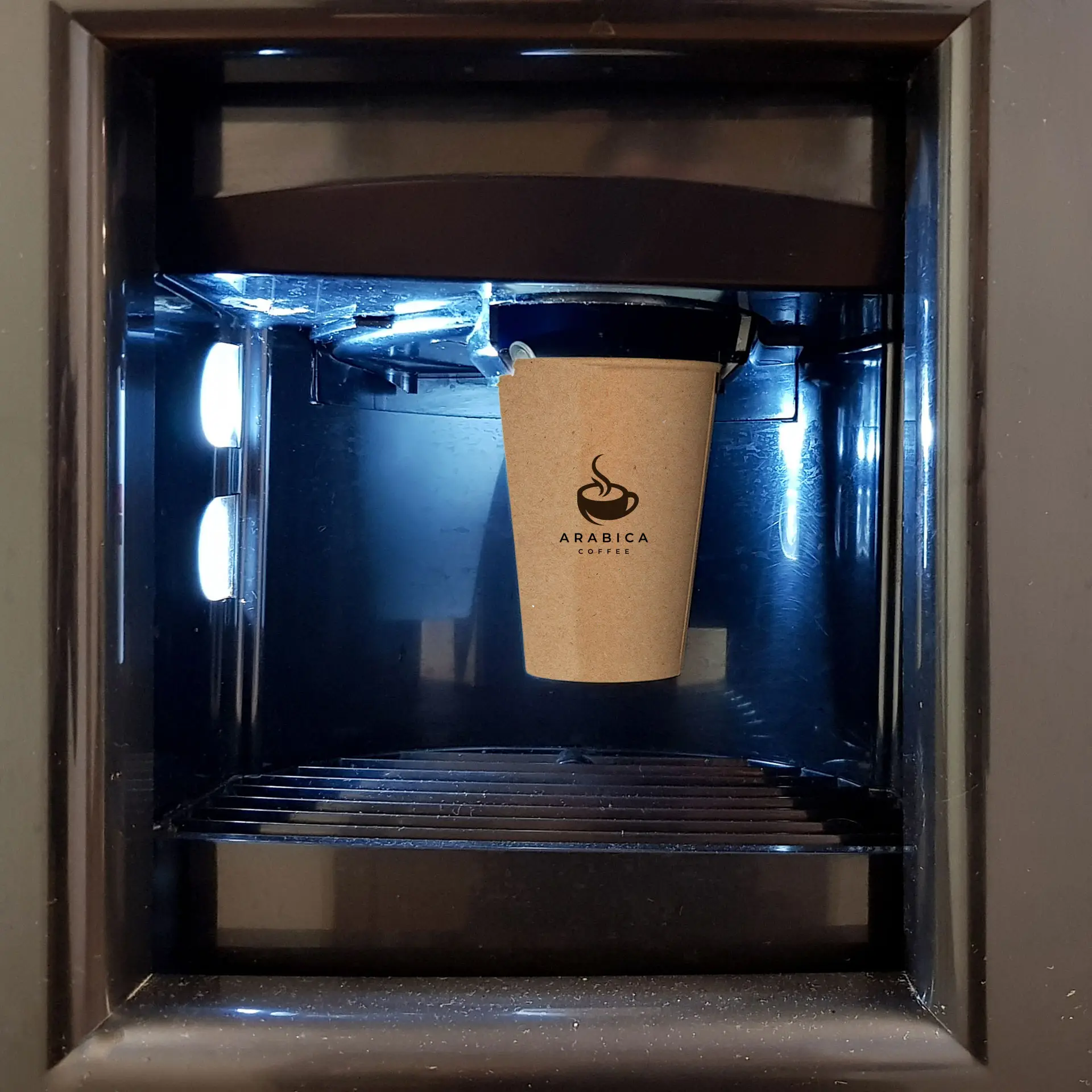 Jedna brązowa papierowa filiżanka z logo kawy Arabica zaprezentowana w automacie do kawy.