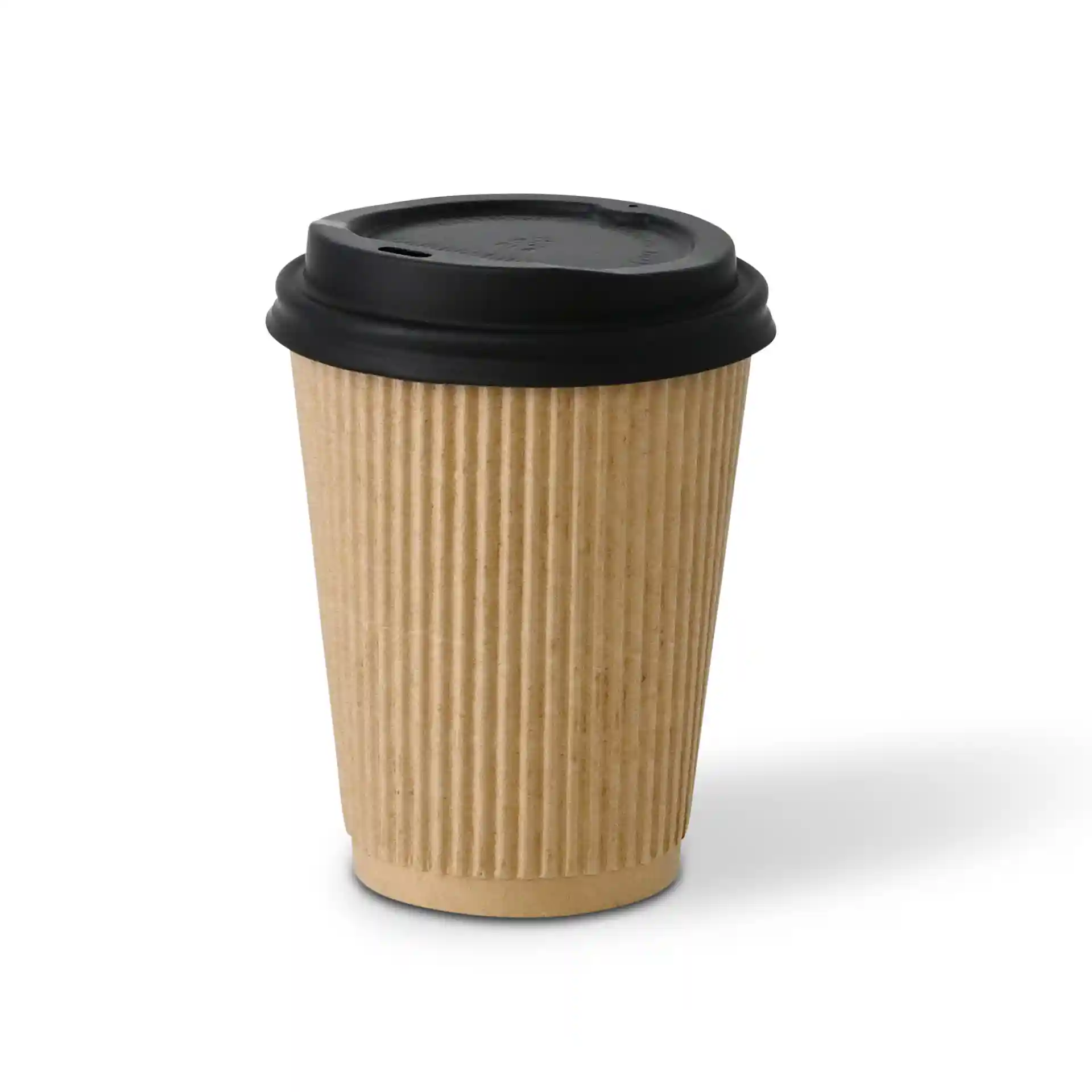 Brązowy żebrowany kubek z czarną pokrywką, pojemność 12 oz, wysokość 112 mm i średnica 90 mm.