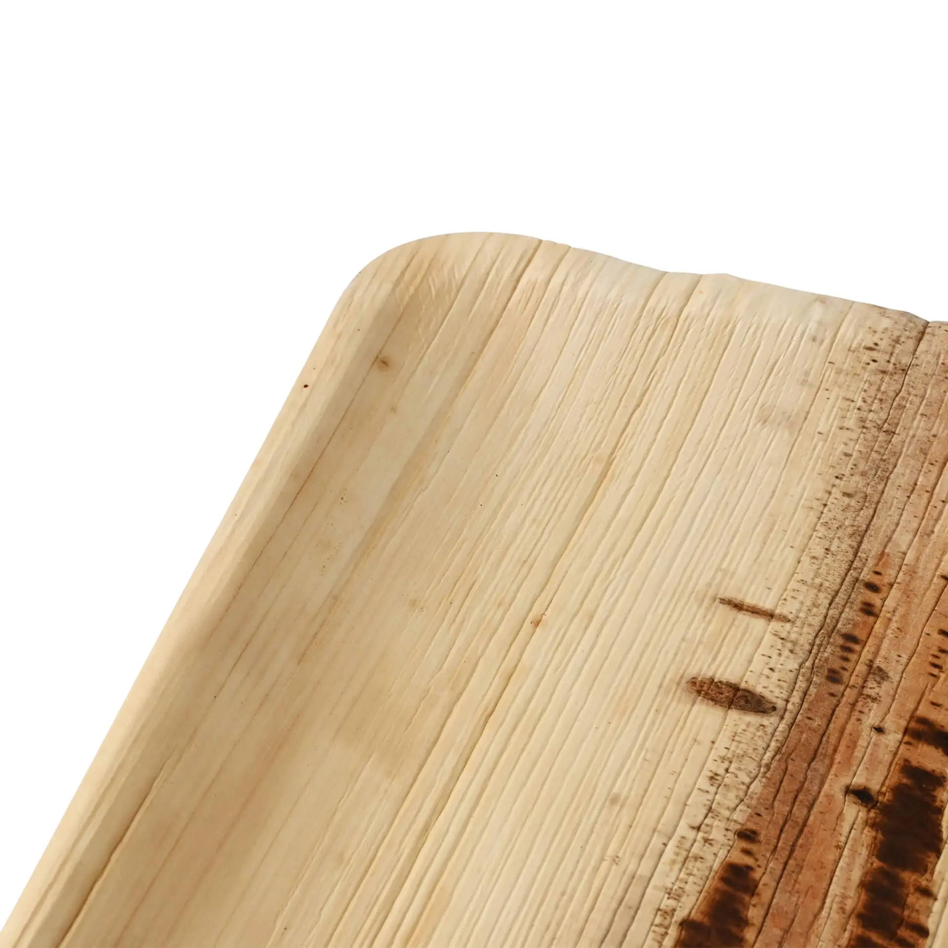 Talerz z liścia palmowego, kwadratowy, o gładkiej powierzchni i naturalnym wzorze słojów; ma mały rant na sos.