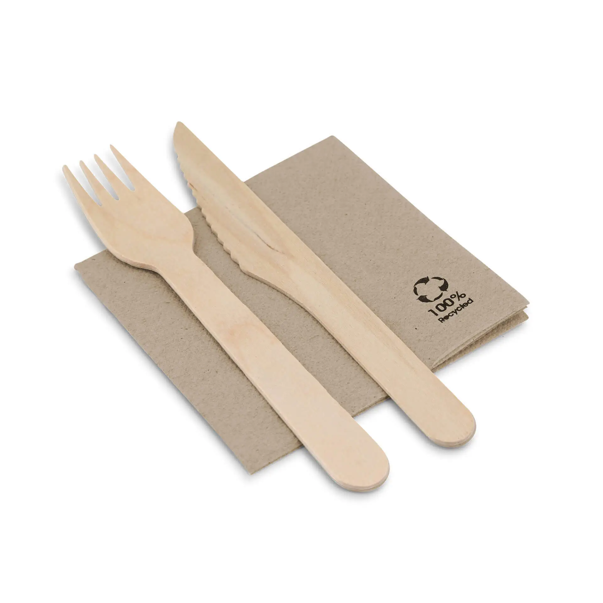 Jedna drewniana widelczyk i nóż umieszczone na brązowej serwetce; serwetka ma symbol recyklingu z napisem '100% z recyklingu'.