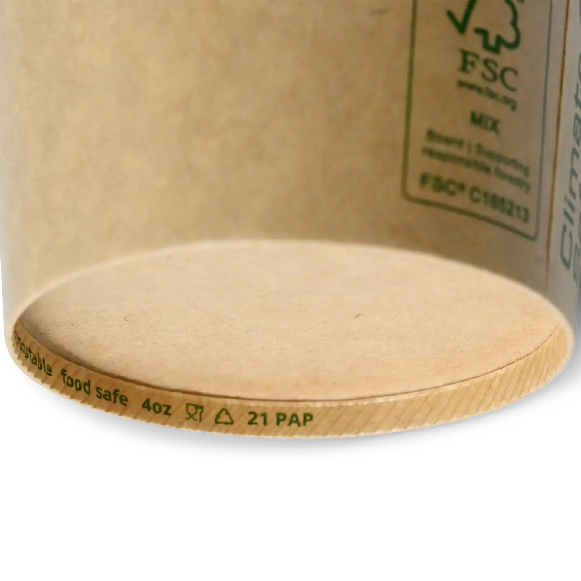 Brąski papierowy kubek z okrągłą podstawą, z etykietą wskazującą, że jest recyklingowalny i bezpieczny dla żywności.